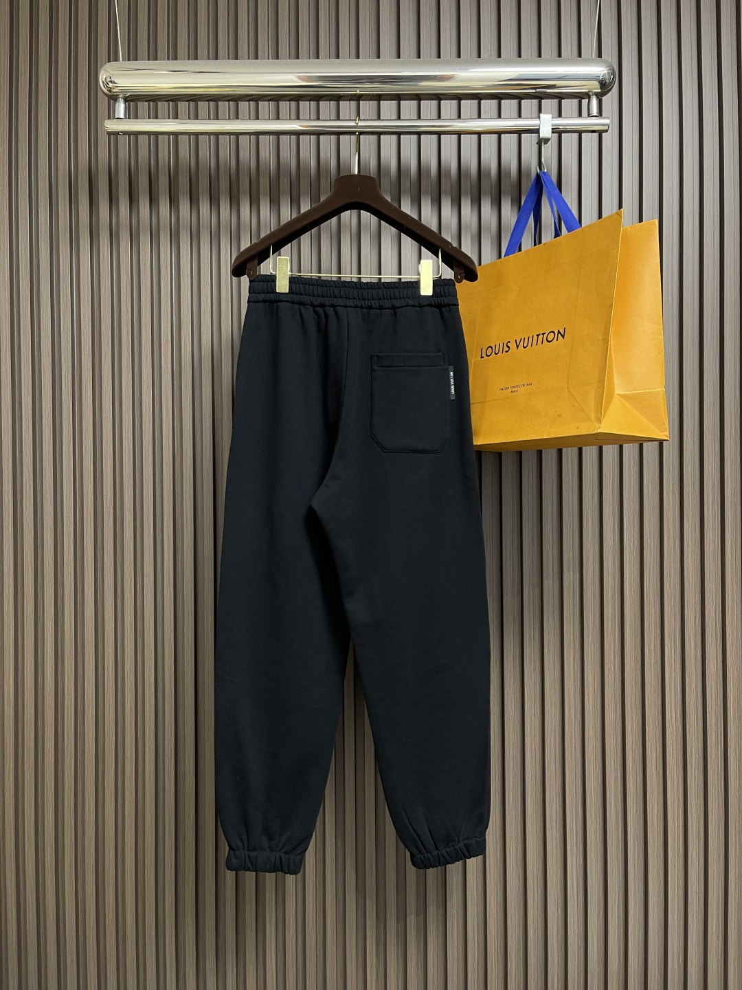 🛒🛒LV 2025SS早秋休闲束腿卫裤，面料采用26支单股100%纯棉，大货采用取花精心断裁，生产工厂由