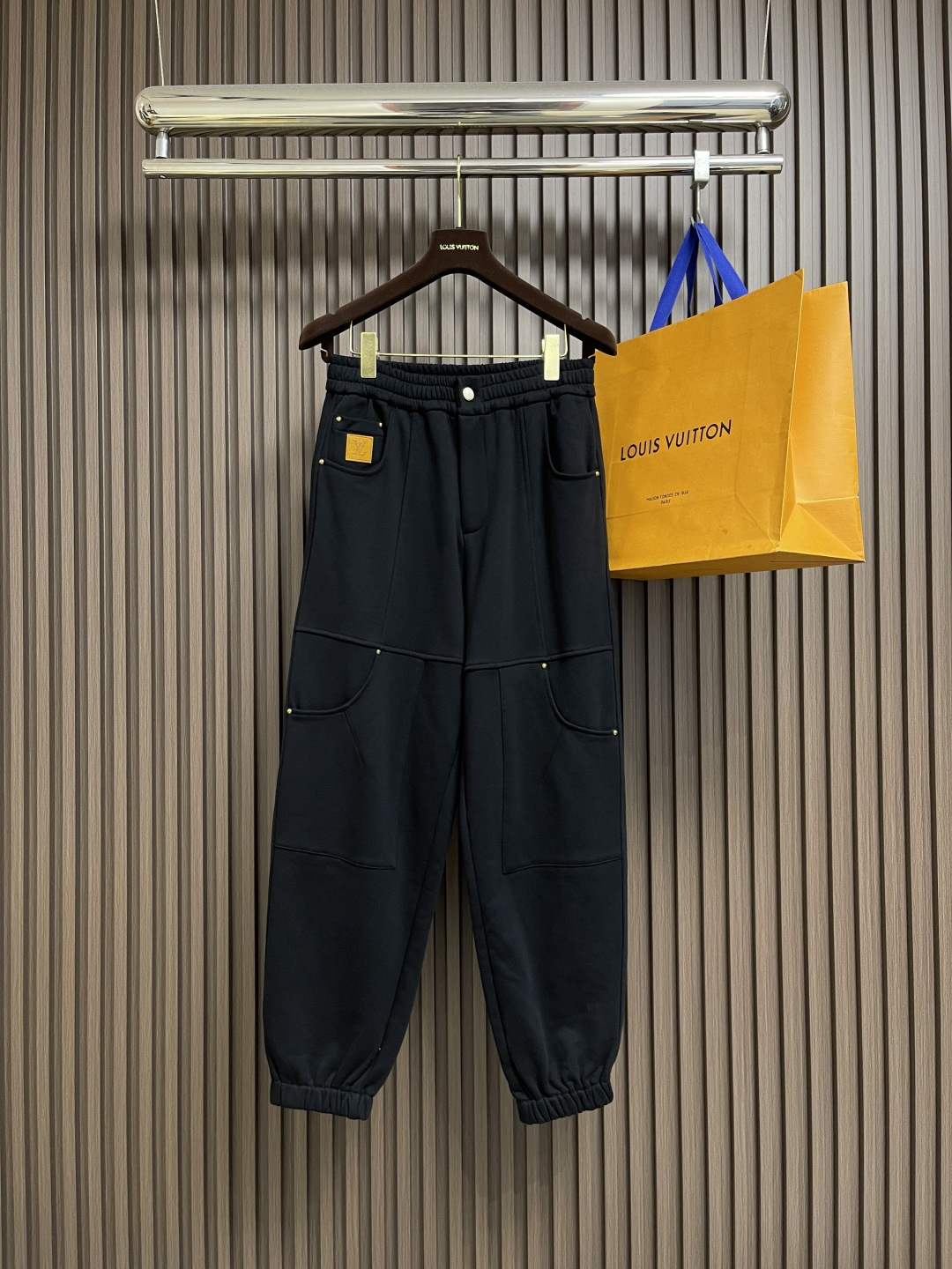 🛒🛒LV 2025SS早秋休闲束腿卫裤，面料采用26支单股100%纯棉，大货采用取花精心断裁，生产工厂由