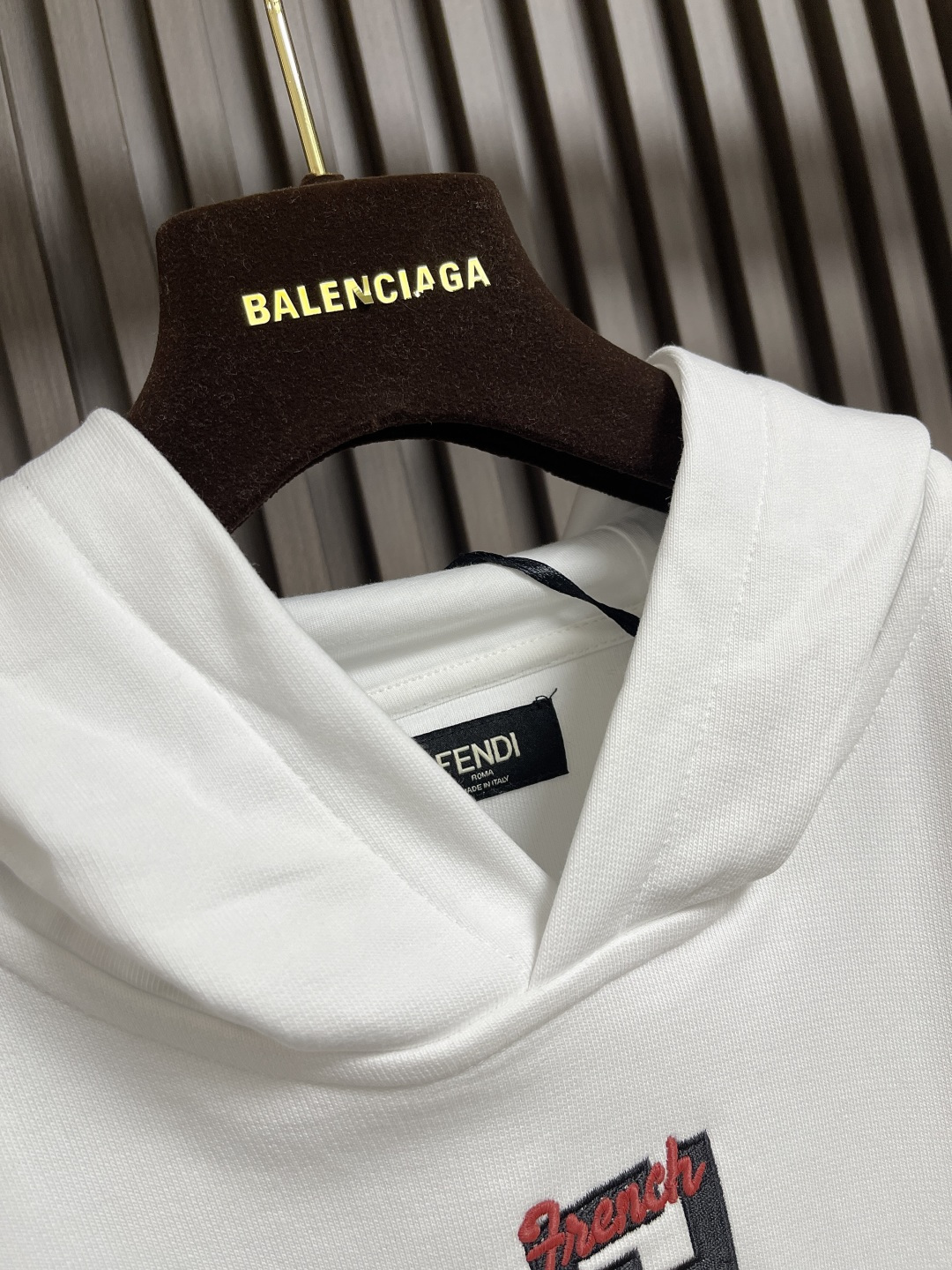 🛒🛒FENDI 棉质刺绣运动连帽卫衣，26S鱼鳞底面料是一种高品质的面料，采用鱼鳞底设计和特定的织造工艺