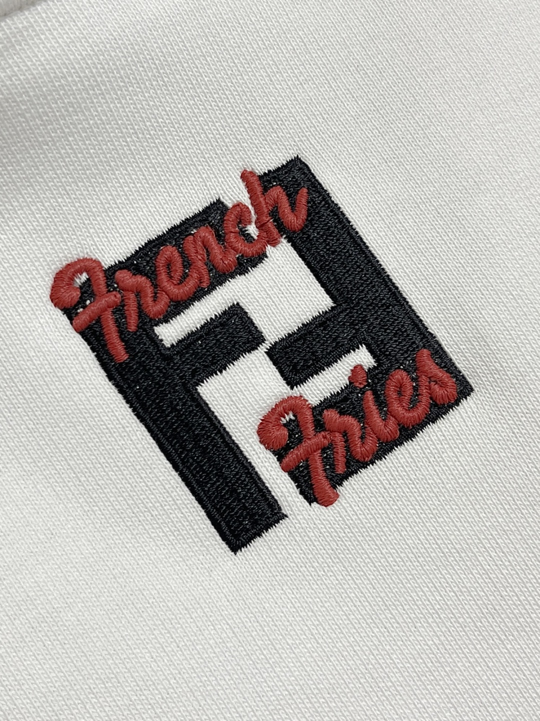 🛒🛒FENDI 棉质刺绣运动连帽卫衣，26S鱼鳞底面料是一种高品质的面料，采用鱼鳞底设计和特定的织造工艺