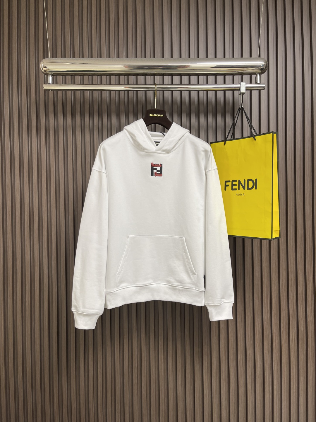 NO:524725,FENDI Cotton embroidered sports hooded sweatshirt, 26S fish scale bottom fabric is a high-quality fabric, made of fish scale bottom design and specific weaving technology. This fabric is characterized by soft and comfortable texture, and has good breathability and warmth. The needle embroidery and tatami embroidery technology are matched, and a variety of needles and designs are used in the pattern. Exquisite embroidery and complex handicrafts and fine details are used to create a tiny three-dimensional embroidery effect. The flat-needle embroidery three-dimensional embroidery is a special embroidery technology, which uses the flat-needle method to create a three-dimensional embroidery product. This process creates a richer three-dimensional effect and layering by precisely controlling the depth and angle of the stitches and increasing density and length. Size XS-L,,fendi,hoodie,sweatshirts,hats,alexander wang19860909FENDI 棉质刺绣运动连帽卫衣,26S鱼鳞底面料是一种高品质的面料,采用鱼鳞底设计和特定的织造工艺制成.这种面料的特点是质地柔软、舒适,同时具有良好的透气性和保暖性.挨针绣、榻榻米绣工艺搭配,图案中运用多种针法及设计.精美的刺绣和复杂的手工艺,精细的细节处理,造就了微感立体浮雕的刺绣效果.平针刺绣立体工艺是一种特殊的刺绣技术,它使用平针法来创建具有立体感的绣品.这种工艺通过精确控制针脚的深度和角度,通过增加密度和长度,来塑造出更加丰富的立体效果和层次感.尺码XS-L,,fendi,hoodie,sweatshirts,hats,alexander wang,Men's clothing