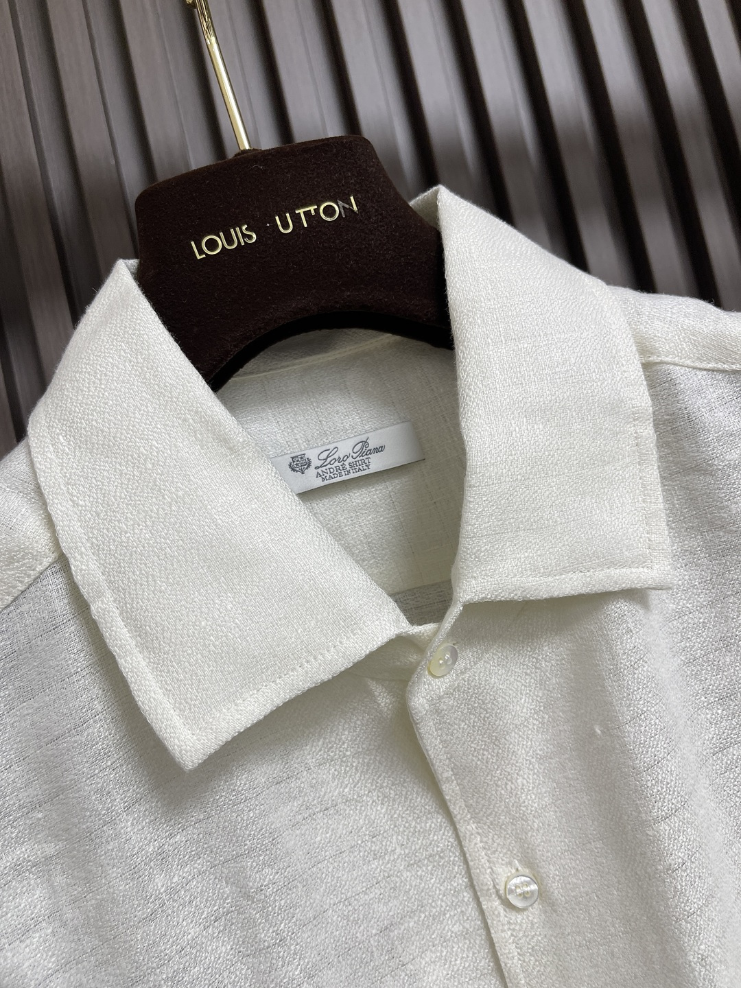 🛒🛒lP🆕 亚麻面料长袖衬衫，麻料以其独特的面料特点和休闲自然的风格，成为这个春夏季节不可或缺的时尚单品