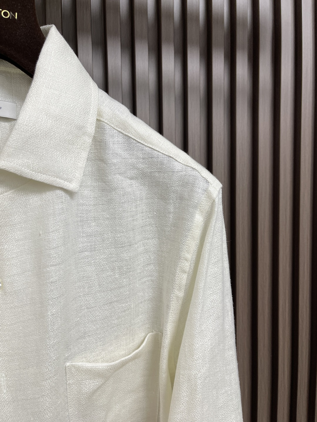 🛒🛒lP🆕 亚麻面料长袖衬衫，麻料以其独特的面料特点和休闲自然的风格，成为这个春夏季节不可或缺的时尚单品