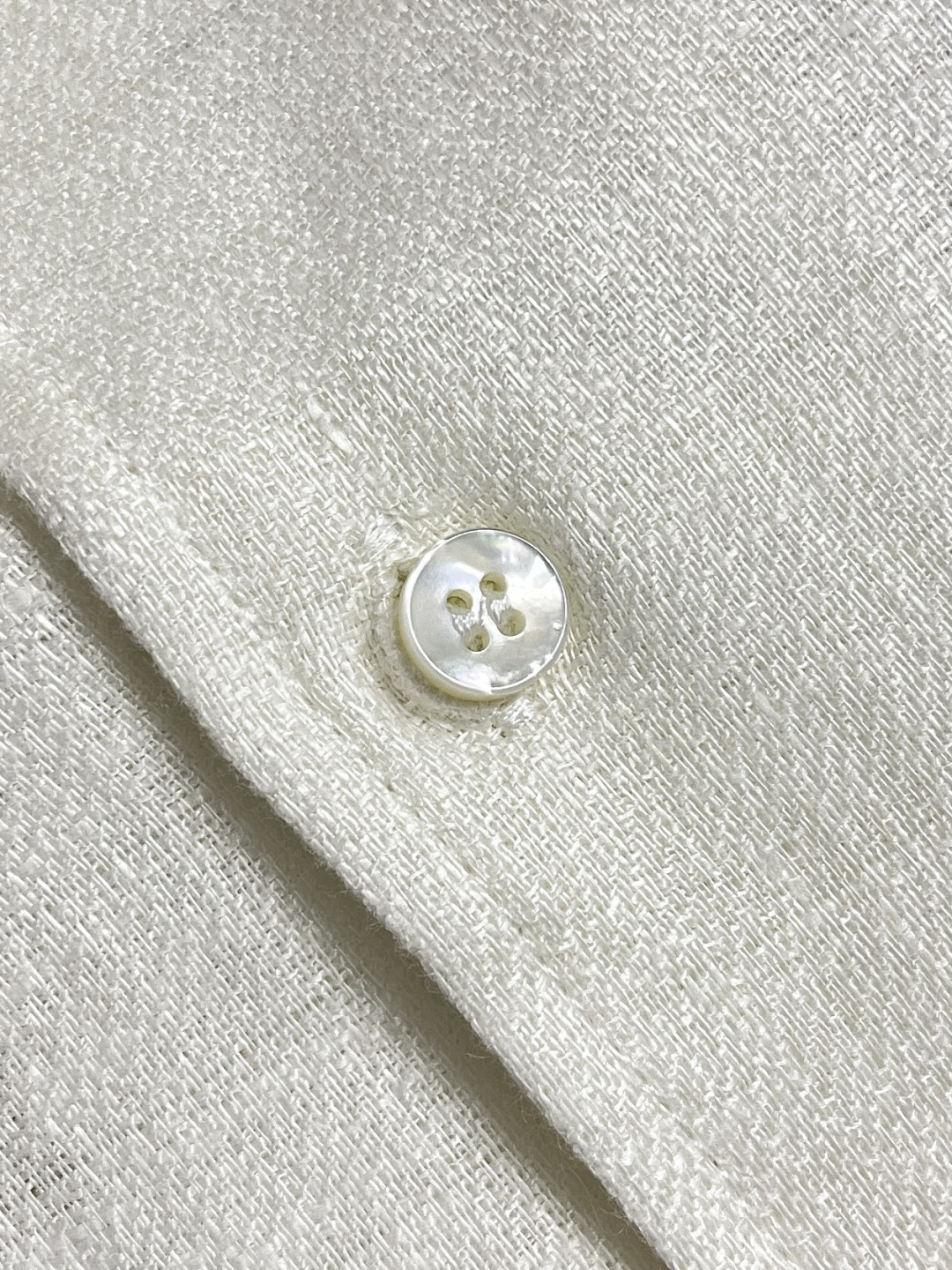 🛒🛒lP🆕 亚麻面料长袖衬衫，麻料以其独特的面料特点和休闲自然的风格，成为这个春夏季节不可或缺的时尚单品