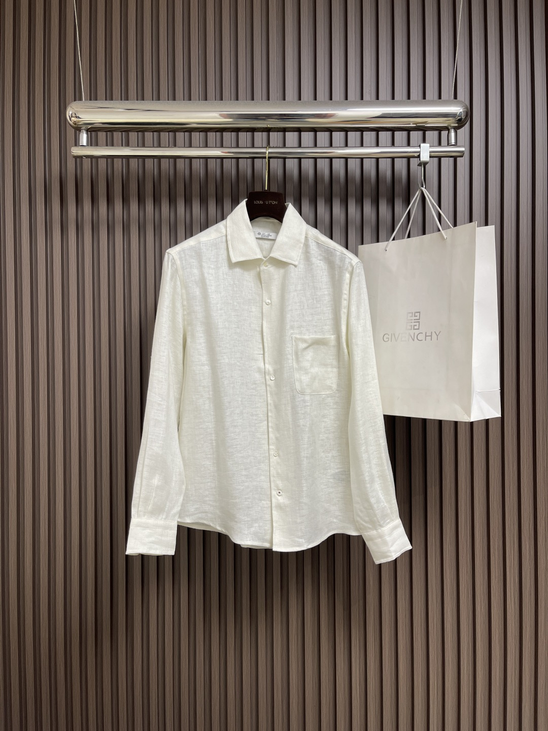 NO:524739,LP linen long-sleeved shirts, linen fabric, and linen have become one of the indispensable fashion items in this spring and summer with their unique fabric characteristics and casual and natural style. Classic casual style shirts, simple, clean, classic and fashionable style design, are versatile styles that can be switched at will. Trendy men create the most fashionable dressing style on the streets on a daily basis!  This shirt is made of customer-supplied all-linen fabric material. The fabric is very moisture-absorbing and breathable, and is comfortable to wear with skin, and does not feel stuffy at all. You can wear it alone or as a coat for outfit. The loose fitting is cut, and the upper body of the ready-to-wear is simple, fashionable and elegant. Special attention is required for cleaning and maintenance of the linen shirt, avoiding the use of too strong detergent or bleach to avoid damaging the fabric. Size S-XL, loro piano, jackets & coats, shirts, alexander wang19860909LP 亚麻面料长袖衬衫,麻料以其独特的面料特点和休闲自然的风格,成为这个春夏季节不可或缺的时尚单品之一,经典休闲风格衬衫,简洁干净、经典时髦的版型设计,属于可随意切换风格的百搭款式,潮男日常街头打造最潮的穿衣风格！此款衬衫选用了客供定织全亚麻面料材质制作而成,面料极具吸湿透气性,贴身着穿亲肤舒适,丝毫不会有闷热感,即可单穿内搭、也可用来作为外套着穿搭配,宽松的版型裁剪,成衣上身简约时髦又不失优雅感.麻料衬衫的清洗和保养需要特别注意,避免使用过于强烈的洗涤剂或漂白剂,以免损坏面料.尺码S-XL,,loro piana,jackets & coats,shirts,alexander wang,Men's clothing