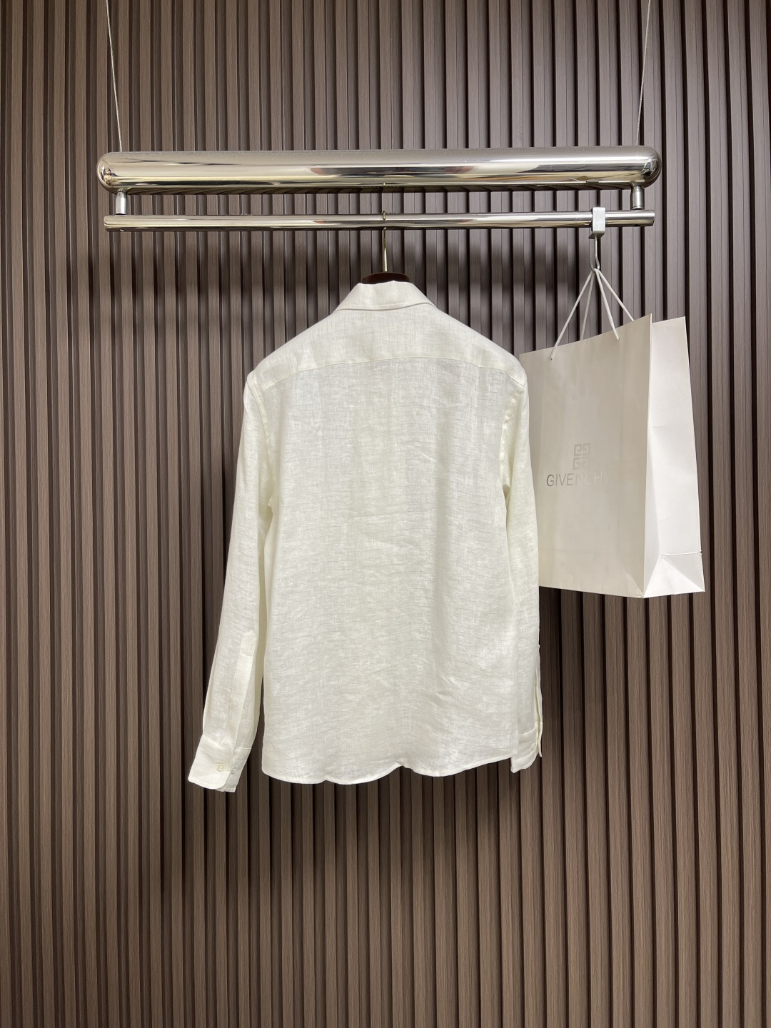 🛒🛒lP🆕 亚麻面料长袖衬衫，麻料以其独特的面料特点和休闲自然的风格，成为这个春夏季节不可或缺的时尚单品