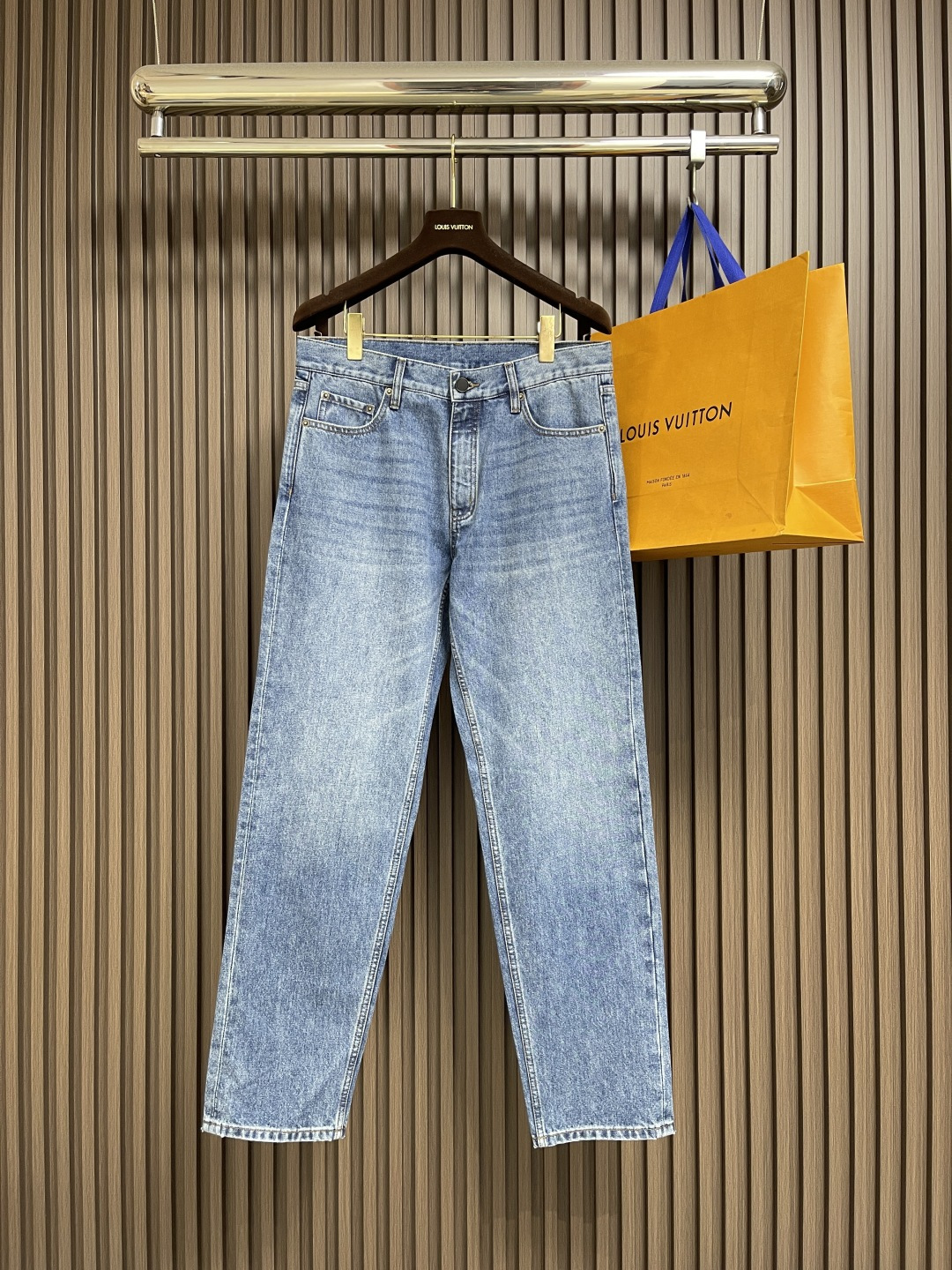 NO:523657,Ermenegildo Zegna 2025SS early spring new product, fashionable and casual jeans, imported original wash elastic fabric, comfortable, breathable and elastic on the upper body, original hardware and auxiliary decoration, extremely high grade, super positive style, simple and easy to match, three standards, full quality order model, full body handsome. Size 32-33-34-35,,jeans,alexander wang19860909Ermenegildo Zegna 2025SS早春新品,时尚休闲牛仔裤,进口原版水洗弹力面料,上身舒适透气有弹力,原版五金辅料装饰,档次极高,版型超正,简约易搭配,三标齐全,全品相订单款,上身帅气十足.尺码32-33-34-35,,jeans,alexander wang,Men's clothing