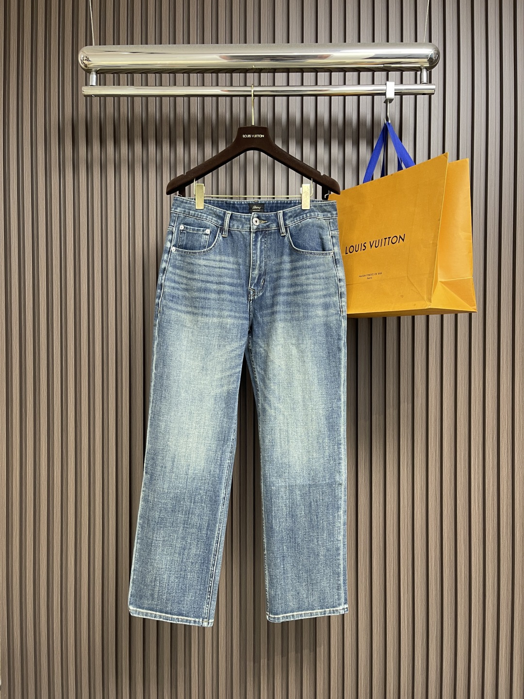NO:523660,Brioni Washed Jeans, neat cut visible to the naked eye, straight slim fit pants!  Dingwoven and dyed denim tannin cloth, and the waistband is a classic leather logo!  The inner lining is made of belt loops, dense and neatly lined, customized hardware, logo engraving, classic placket zipper, five-pocket basic style, the upper body is not picky!  Size 29-30-31-32-33-34-36, jeans,alexander wang19860909Brioni水洗牛仔裤 肉眼可见的利落裁剪,直筒修身款裤型！定织定染牛仔丹宁布面,裤腰是经典的皮标！内衬有腰带袢细节,密实齐整走线,客供定制五金并有logo雕刻,经典门襟拉链,五口袋的基础款,上身不挑人！尺码29-30-31-32-33-34-36,,jeans,alexander wang,Men's clothing