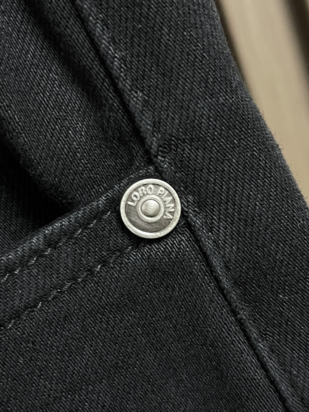 🛒🛒lP🆕 LoroPiana 水洗牛仔裤 肉眼可见的利落裁剪，直筒修身款裤型！100%定织定染牛仔丹宁