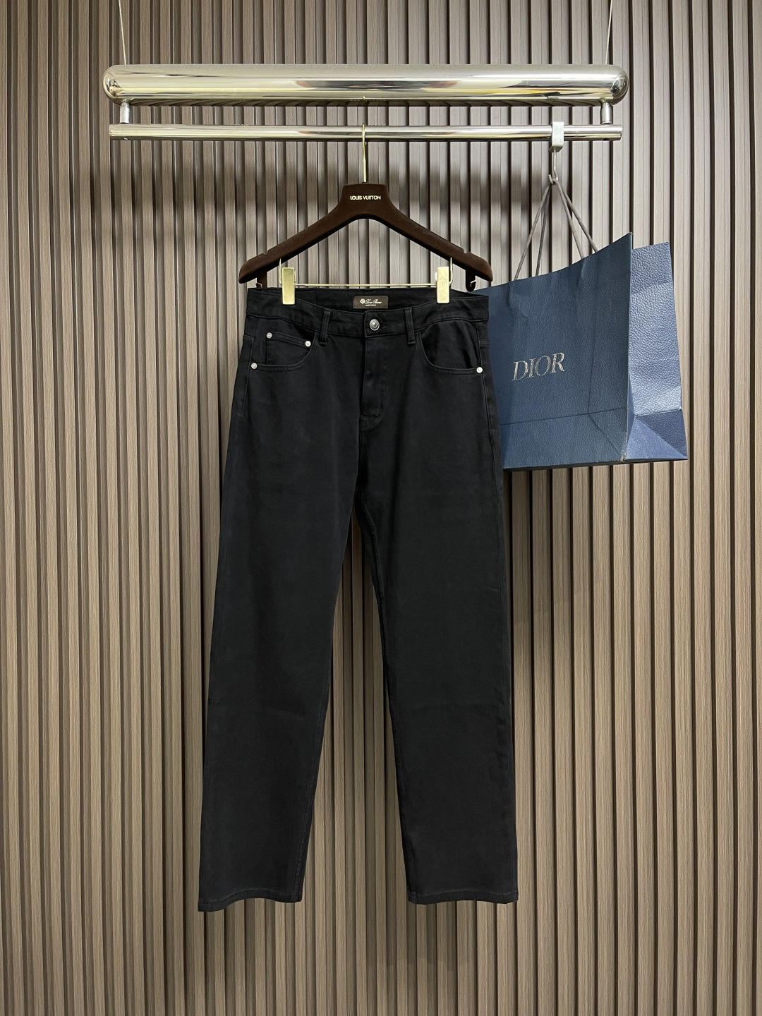 NO:524740,LP Loropiana Washed Jeans Clearly cut with naked eyes, straight slim fit pants!  Dingwoven and dyed denim tannin cloth, and the waistband is a classic leather logo!  The inner lining is made of belt loops, dense and neatly lined, customized hardware, logo engraving, classic placket zipper, five-pocket basic style, the upper body is not picky!  Size 29-30-31-32-33-34-36, loro piana, loro piana, jeans, alexander wang19860909LP Loropiana 水洗牛仔裤 肉眼可见的利落裁剪,直筒修身款裤型！定织定染牛仔丹宁布面,裤腰是经典的皮标！内衬有腰带袢细节,密实齐整走线,客供定制五金并有logo雕刻,经典门襟拉链,五口袋的基础款,上身不挑人！尺码29-30-31-32-33-34-36,,loro piana,loro piana,jeans,alexander wang,Men's clothing