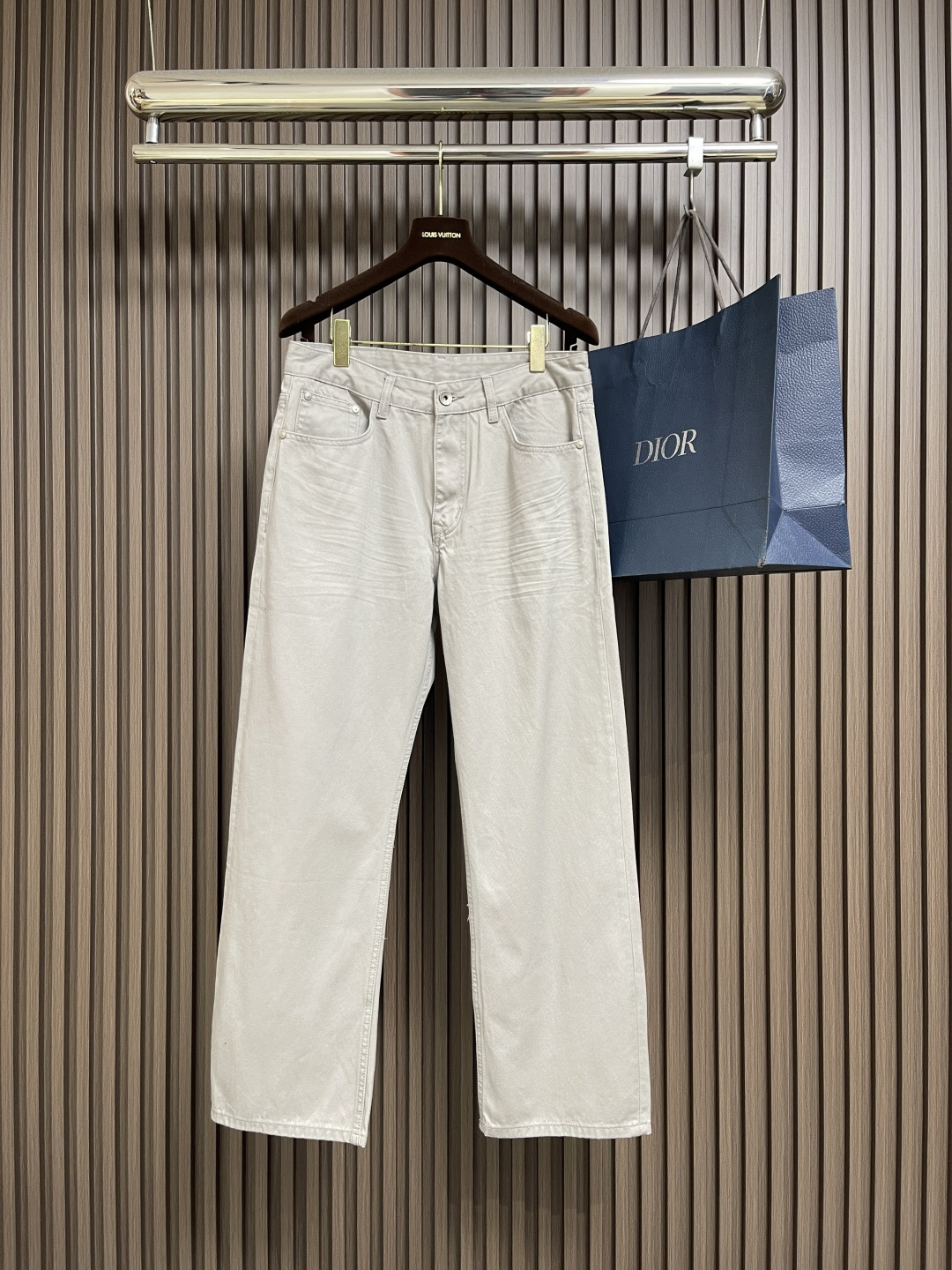 NO:523670,Berluti 2025SS Early Fall New Straight Jeans!  French luxury high-end brands have created unique fashion and elegant items for gentlemen!  Ber has a real and rich brand culture, fabric, hardware and leather and other elements to present to visit Berludi, not to experience exaggeration, but to experience the real luxury art, I invite all gentlemen to come and taste the upper body. The details are exquisite, and men must buy a single item!  Size 29-30-31-32-33-34-36, jeans,alexander wang19860909Berluti 2025SS 早秋新款直筒牛仔裤！法国奢华高端品牌重磅打造专为绅士们提供匠心独具的时尚优雅单品！Ber拥有真实而丰富的品牌文化,布料五金皮料等元素得以呈现莅临B尔鲁帝,并不是要体味浮夸,而是为感受真正的奢侈艺术,呈请各位绅士前来品上身感受,细节考究,男士必入单品！尺码29-30-31-32-33-34-36,,jeans,alexander wang,Men's clothing