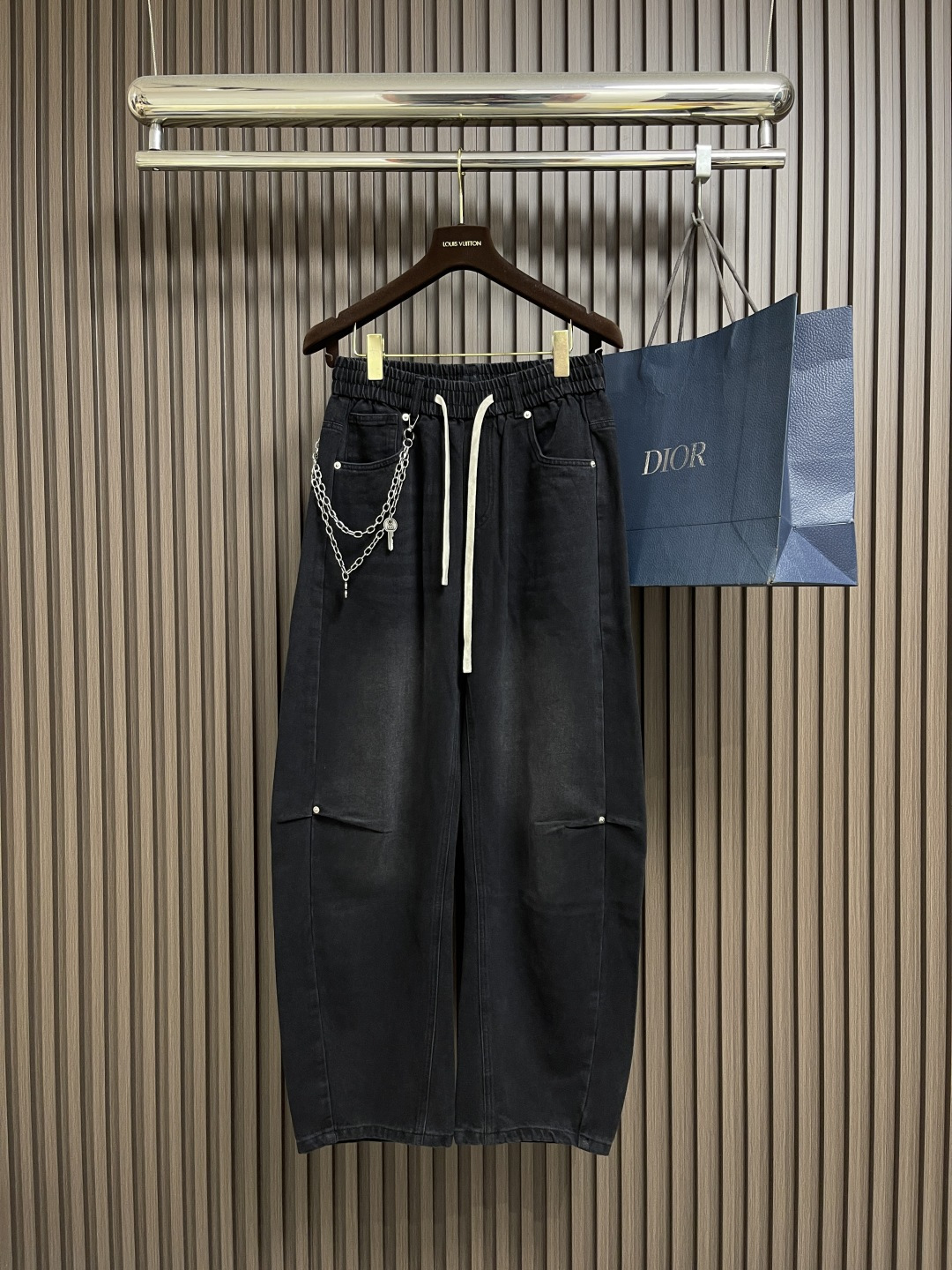 NO:523666,Balenciaga 2025ss Heavy Industry Washing Dunk Jeans Trousers, Washing Retro Denim Color Heavy Industry Salt Frying Effect Customized Logo Hardware Chain + Logo Ding Tail Loose Wide Legs Style The Most Scissor Pants This Year. Size M-3XL,,balenciaga,alexander Wang19860909Balenciaga 2025ss重工洗水牛仔长裤,洗水复古牛仔色 重工炒盐效 定制logo五金链子＋logo钉钉 宽松阔腿版型 今年最弯刀裤型.尺码M-3XL,,balenciaga,alexander wang,Men's clothing
