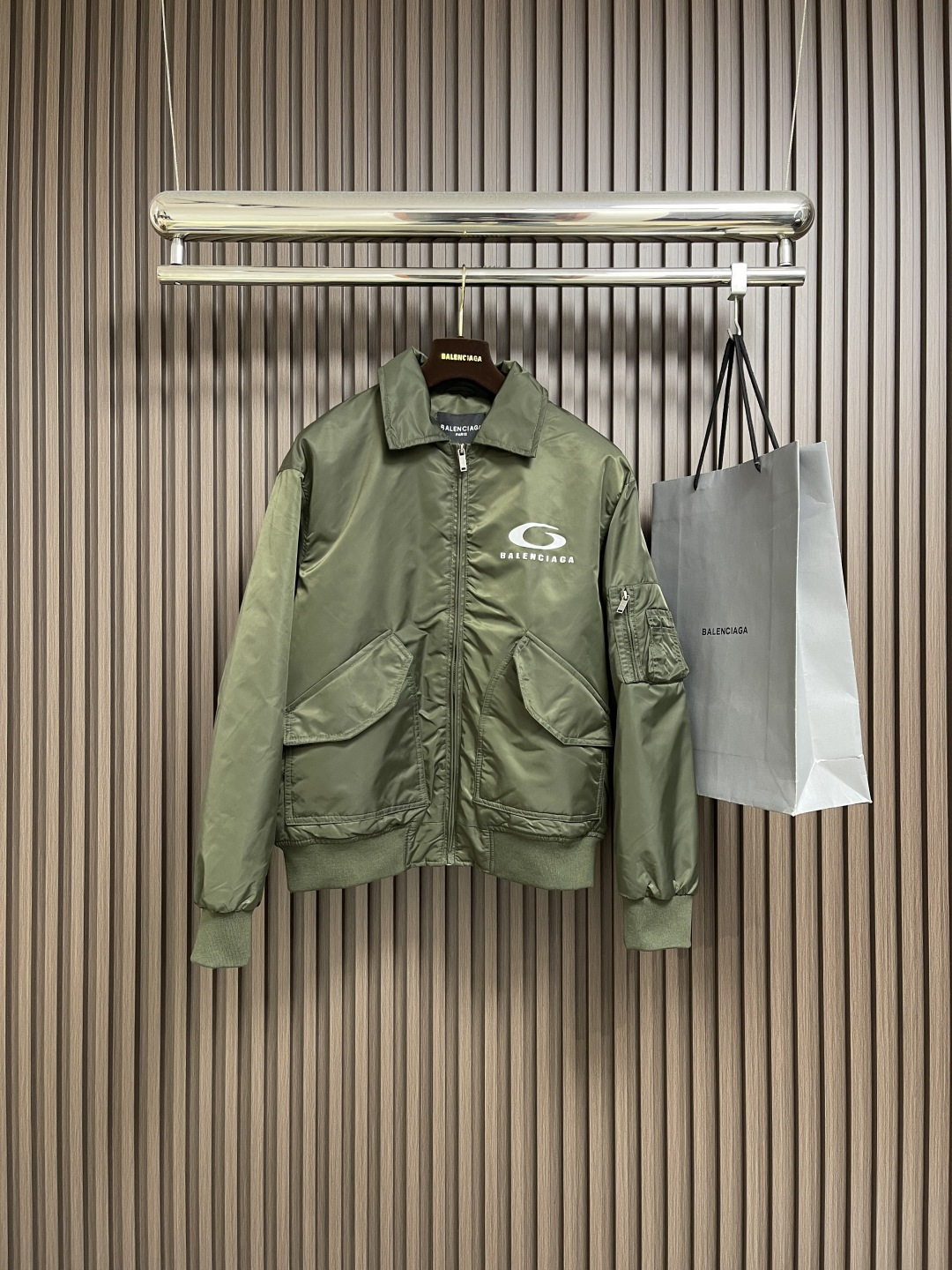 NO:523659,BALENCIAGA 2025ss catwalk bomber flight jacket, a very popular style this year oversize Re-Nylon recycled nylon fabric, wear-resistant, scratch-resistant, crisp and textured, customized high-density threads, lining + open bag, front and rear sub-Paris alphabet logo print. Size M-3XL,,balenciaga,versace, jackets & coats,alexander wang19860909BALENCIAGA 2025ss 走秀款bomber 飞行夹克,今年非常火的版型 oversize 穿法Re-Nylon再生尼龙面料 耐磨耐刮 挺括有质感,定制高密度螺纹 内里里布＋开袋,前后副巴黎字母logo印花.尺码M-3XL,,balenciaga,versace,jackets & coats,alexander wang,Men's clothing