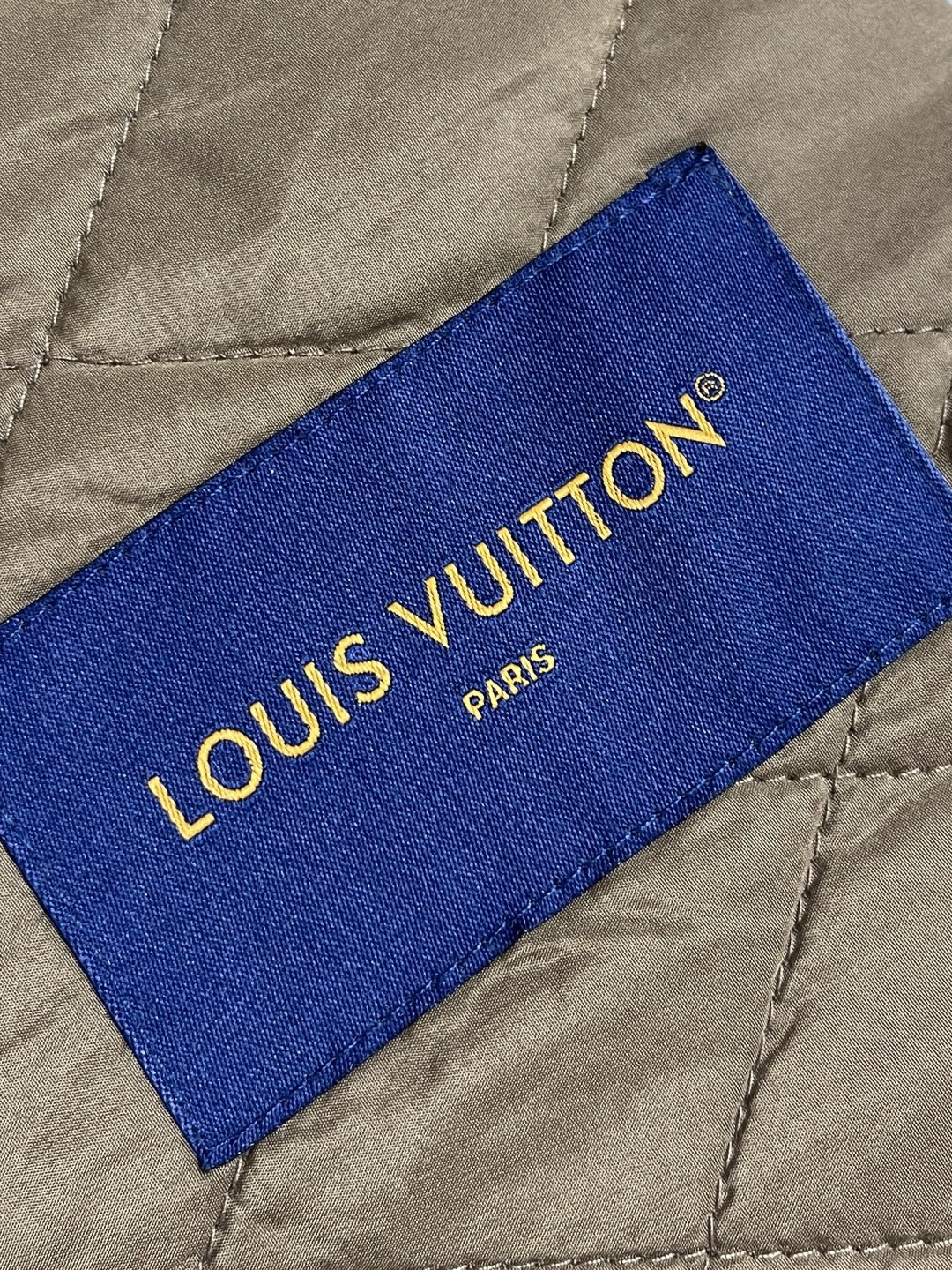 🛒🛒LV 2025ss新款拉链工装马甲，LV PN 标识栖身右侧口袋上方，与后部Pharrell Wil