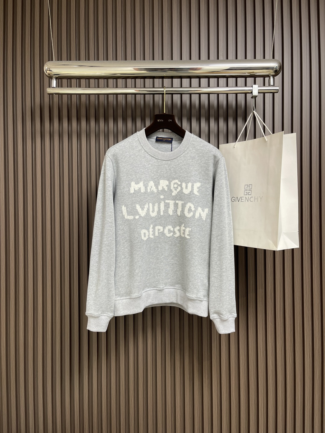 NO:523648,LV hand-embroidered sports sweatshirts, this sweatshirt is made of soft cotton, injecting attention to the classic casual design. The thick line embroidery process is divided into fruits at the front and back. Size S-XL,,louis vuitton,hoodie,sweatshirts,alexander wang19860909LV 手工刺绣运动卫衣,本款运动衫取材柔软棉布,为经典休闲设计注入瞩目格调.粗线刺绣工艺于前后分果.尺码S-XL,,louis vuitton,hoodie,sweatshirts,alexander wang,Men's clothing