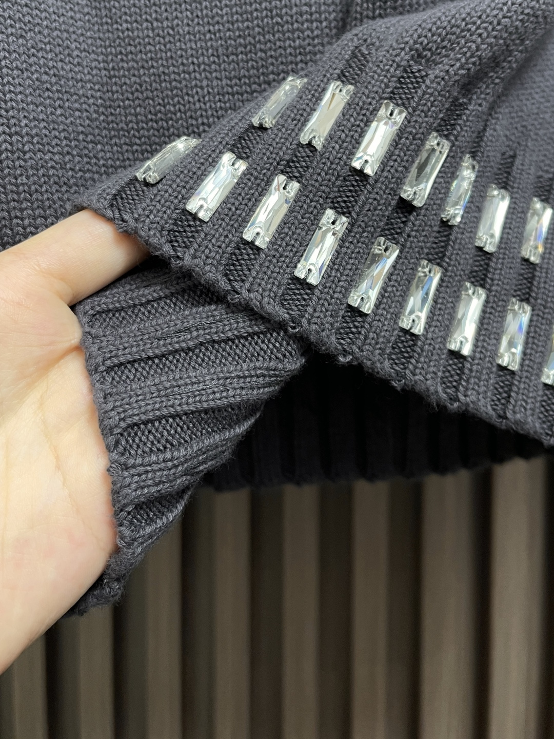 🛒🛒Fendi 2025ss新品圆领水钻包边针织毛衣定制YB羊毛纱线织造 质感细腻 穿搭舒适 圆领针织毛