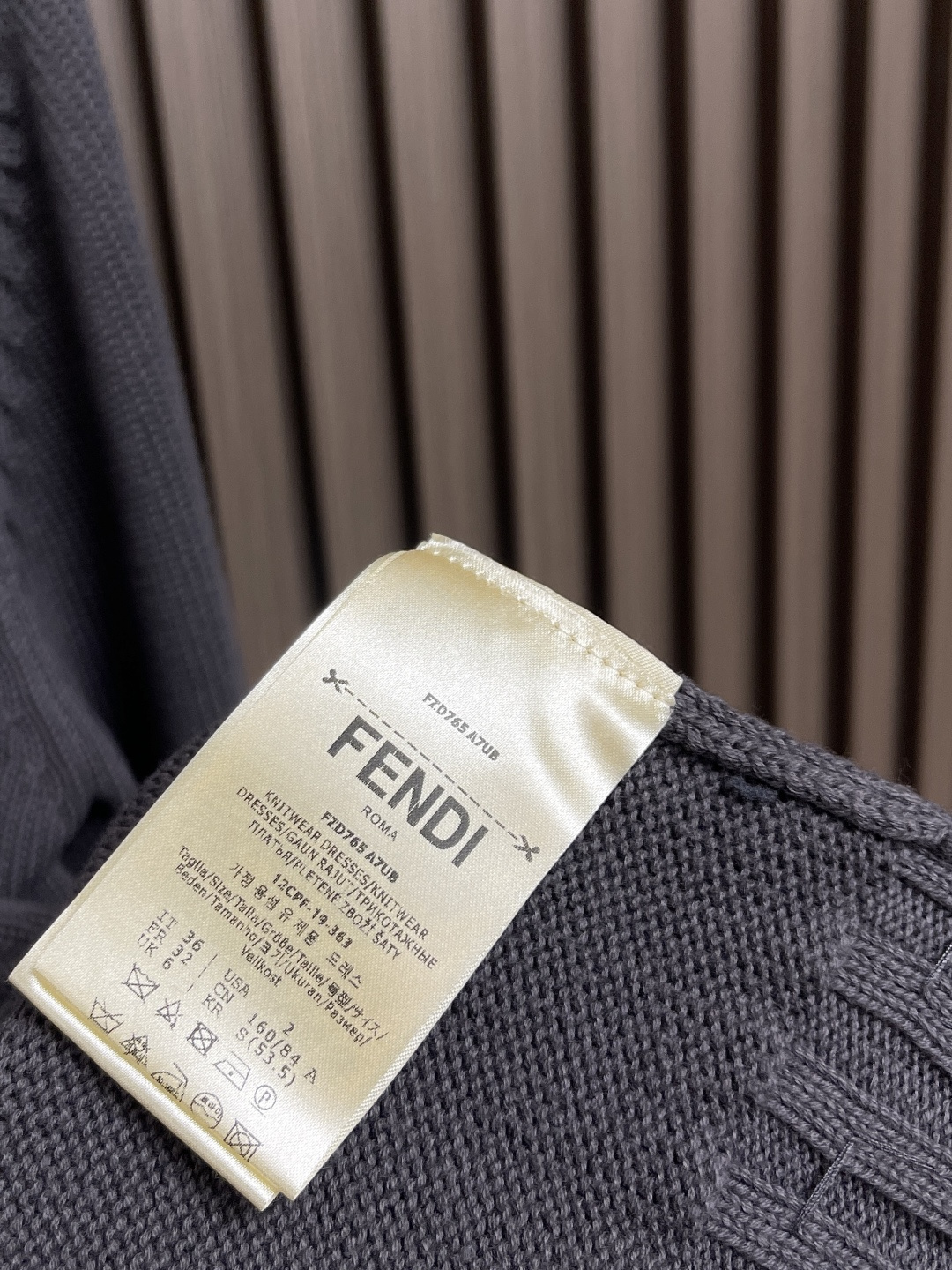 🛒🛒Fendi 2025ss新品圆领水钻包边针织毛衣定制YB羊毛纱线织造 质感细腻 穿搭舒适 圆领针织毛
