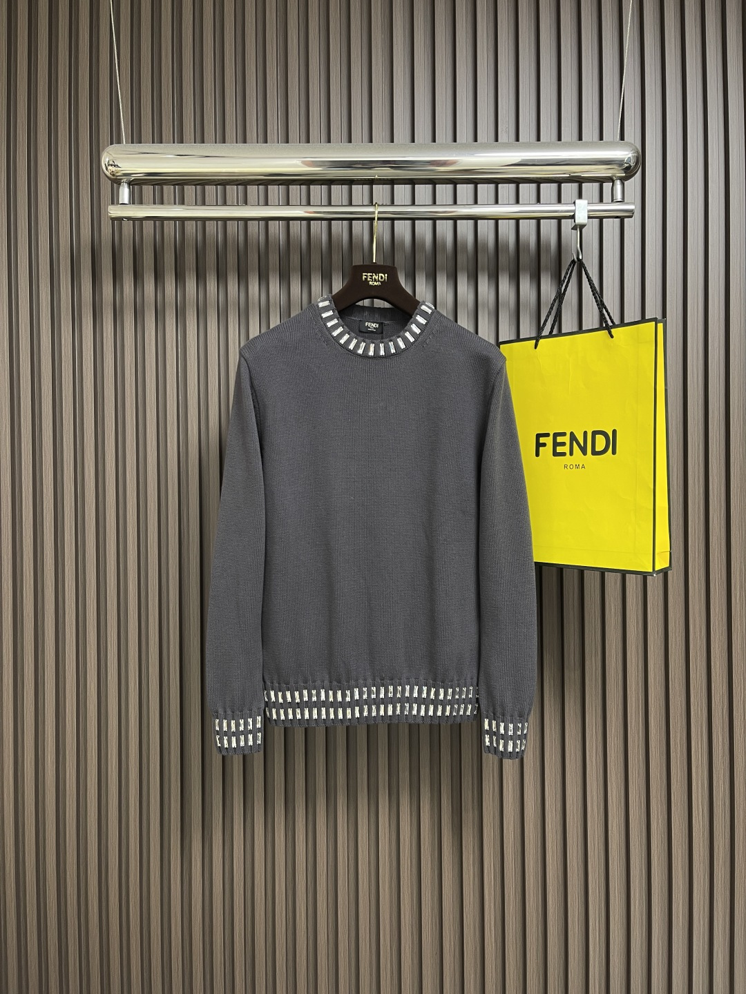 NO:524728,Fendi 2025ss new round neck rhinestone edging knitted sweater customized YB wool yarn wool yarn wool, delicate texture, comfortable wear, round neck knitted sweater cut, silhouette oversized, slack and full, ready-to-wear all-body edging thread pit strips, fit narrow and embedded rhinestone decoration, display brand tone, elastic fabric, inclusive and modify body shape, slimming, versatile style, not picky age, skin tone, top body, fashionable and fashionable custom face accessories Size S-XL,,fendi,versace,sweaters,alexander wang19860909Fendi 2025ss新品圆领水钻包边针织毛衣定制YB羊毛纱线织造 质感细腻 穿搭舒适 圆领针织毛衣剪裁 廓形oversized松弛感拉满 成衣通体包边螺纹坑条 贴合收窄配合内嵌长条水钻装饰 展示品牌调性 弹性十足的面料 包容修饰身型更显瘦 百搭款式不挑年龄肤色上身时髦洋气定制面辅料 尺码S-XL,,fendi,versace,sweaters,alexander wang,Men's clothing