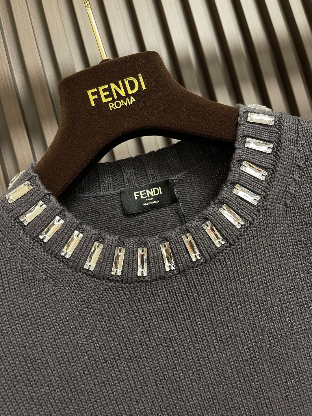 🛒🛒Fendi 2025ss新品圆领水钻包边针织毛衣定制YB羊毛纱线织造 质感细腻 穿搭舒适 圆领针织毛