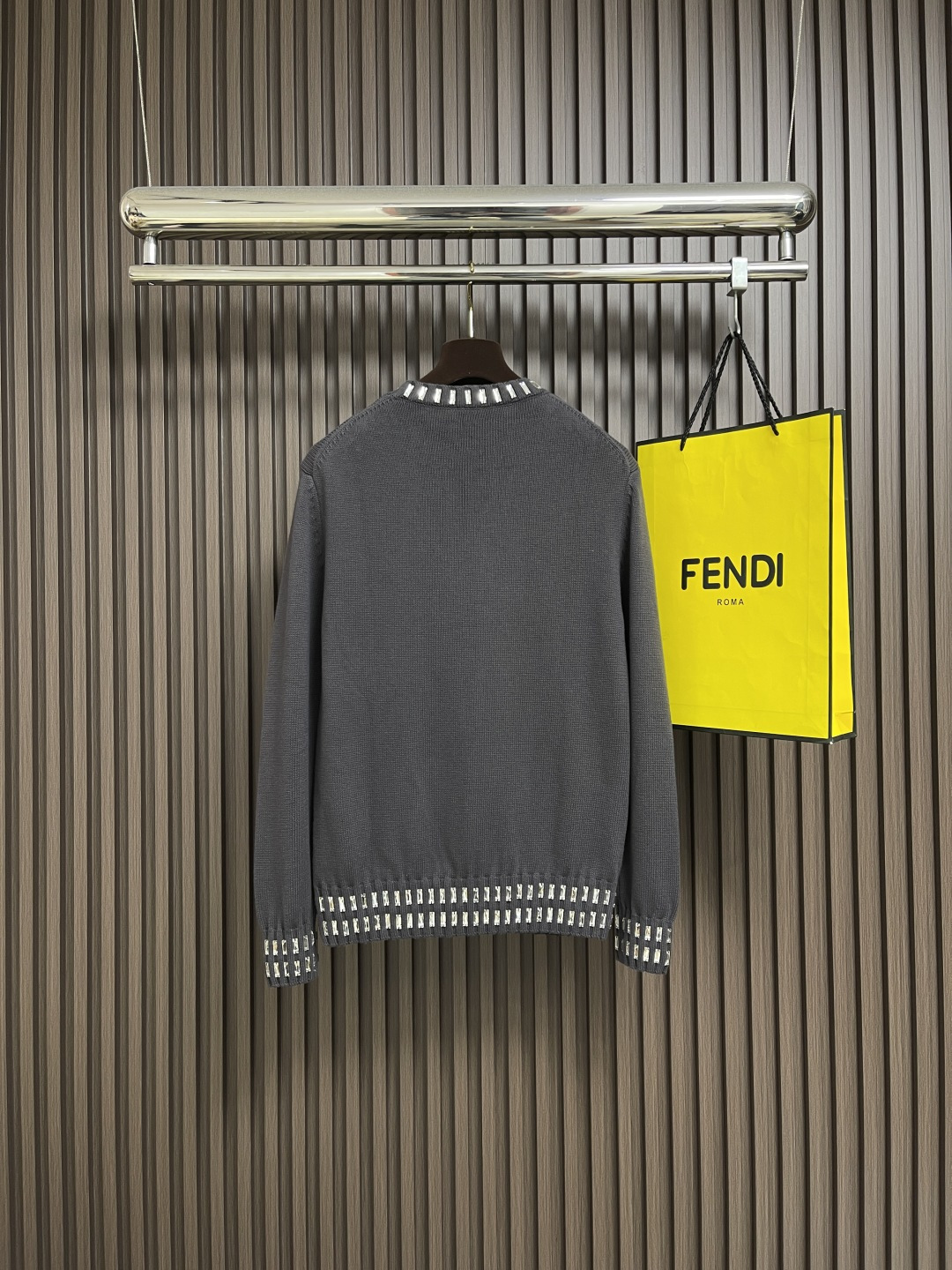 🛒🛒Fendi 2025ss新品圆领水钻包边针织毛衣定制YB羊毛纱线织造 质感细腻 穿搭舒适 圆领针织毛