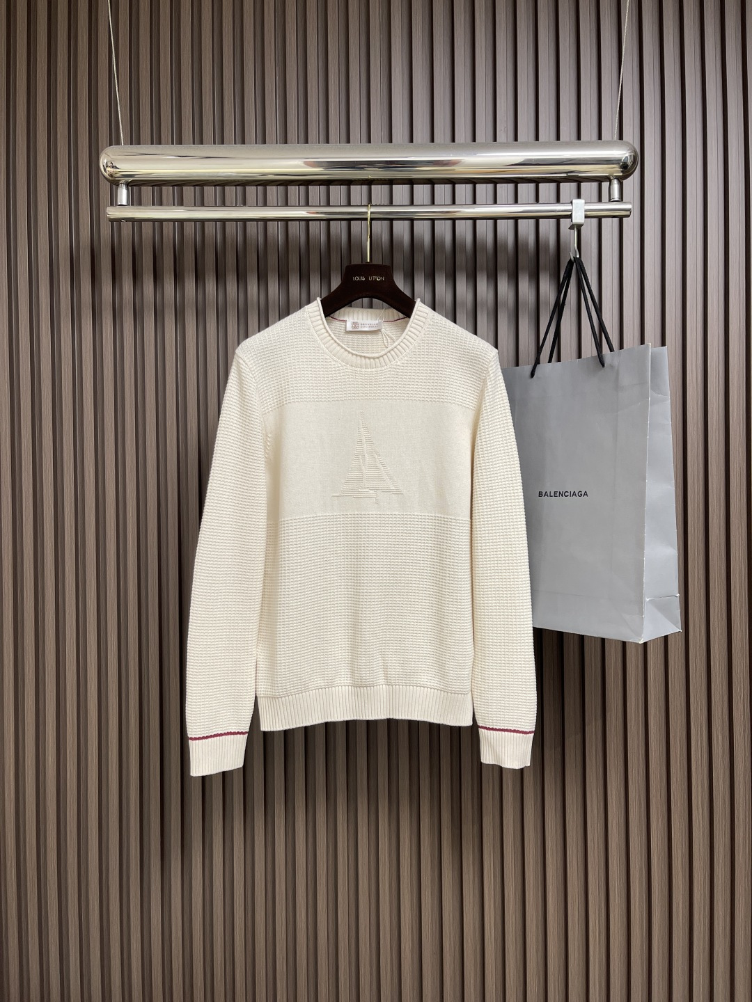 NO:524736,BC Nautical style waffle knitted sweater, free style, comes from the waves. When the romance of navigation meets the elegance of daily life, this shirt with both texture and design is born, creating a casual and unintentional dressing choice for men who pursue style.  Ingenious ideas are seen in the core design details, navigation inspiration injects the overall style and classic navigation elements are incorporated into the simple lines. The simple lines have a sense of freedom and openness. Whether it is for urban commuting or weekend trips, you can wear a relaxed and stylish temperament. The waffle texture has a unique texture, and the waffle weaving feel is concave and concave and delicate touch, which not only enhances the breathability of the fabric, but also adds layers and retro charm to the clothes, saying goodbye to monotony. The curled round neck design is soft and round neck fits the neck lines, and is matched with exquisite curled edge craftsmanship to weaken the stiffness.  Add a bit of laziness and casualness, taking into account comfort and styling. The gold-like colored yarn is made of 77% linen + 23% cotton, which has the advantages of both fabrics. The linen is refreshing and breathable, effectively cope with daily stuffiness and keeps the skin dry at all times. The cotton is soft and skin-friendly, improving the comfort of wearing, and not easily deforming after wearing. The color weaving process makes the colors full and lasting, and not easy to fade texture. The texture is always online. Size S-XL, sweaters, gold, alexander  wang19860909BC 航海风华夫格针织毛衣,自在格调,踏浪而来.当航海的浪漫与日常的优雅相遇,便诞生了这件兼具质感与设计感的衫,为追求格调的男士打造随性不随意的穿搭选择. 核心设计细节处见巧思,航海灵感注入整体风格融入经典航海元素,简约线条间自带自由开阔感,无论是城市通勤还是周末出游,都能穿出松弛又有型的气质.华夫格纹理质感独特华夫格织法,触感凹凸细腻,不仅提升面料透气性,还为衣物增添层次与复古韵味,告别单调.卷边圆领设计柔和圆领贴合颈部线条,搭配精致卷边工艺,弱化生硬感,增添几分慵懒随性,兼顾舒适与造型感.采用77％亚麻＋23％棉的黄金配比色织纱线,兼具两种面料的优势亚麻的清爽透气,有效应对日常闷热,让肌肤时刻保持干爽；棉的柔软亲肤,提升穿着舒适度,久穿不易变形.色织工艺更让色彩饱满持久水洗不易褪色质感始终在线.尺码S-XL,,sweaters,gold,alexander wang,Men's clothing