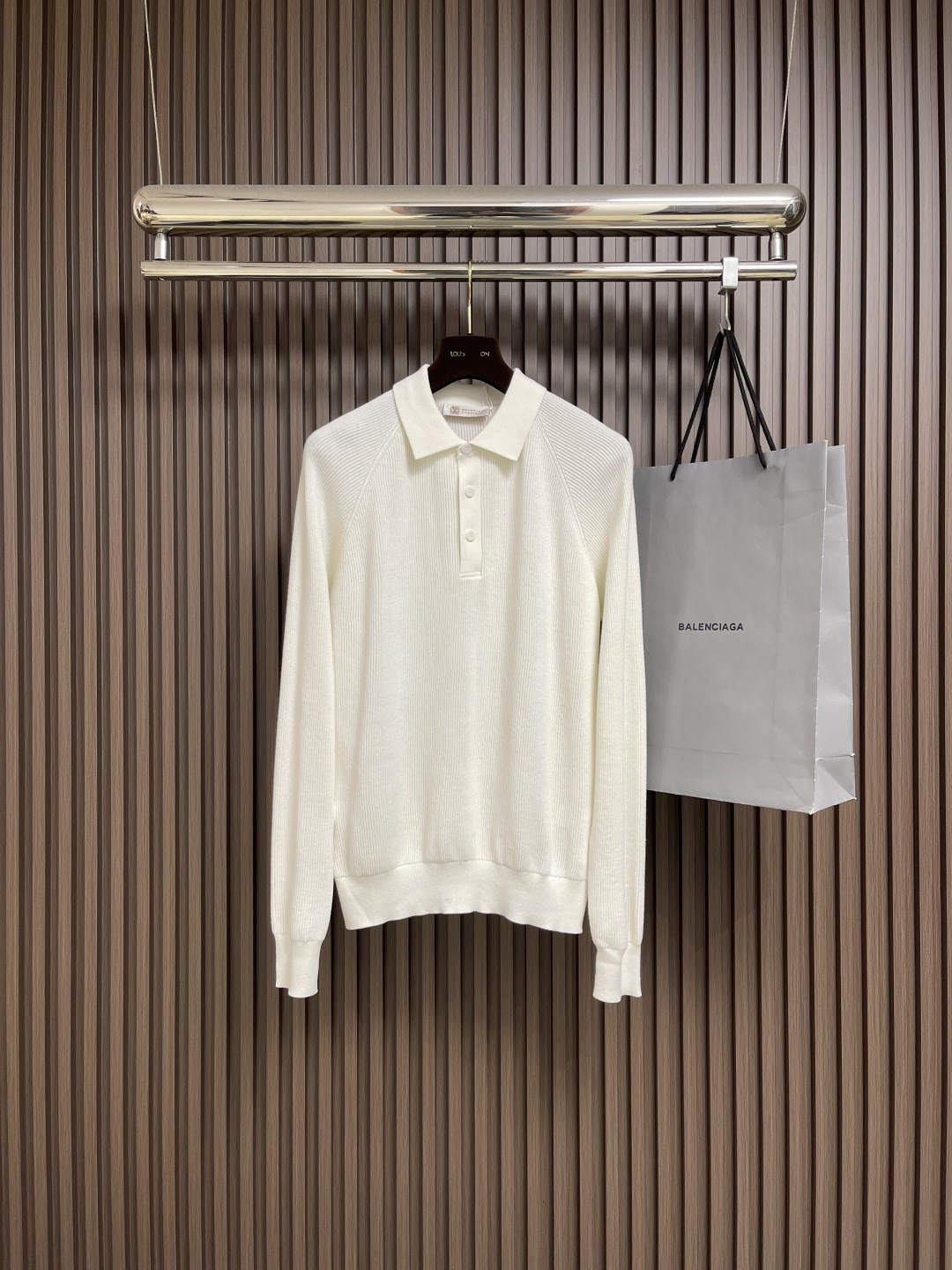 NO:523662,BC lapel knitted POLO sweater, old-fashioned style, classic lapel knitted sweater, high-end slack feeling to wear into daily life. Selected high-quality cotton, delicate fibers as clouds, soft and skin-friendly. The tight but not heavy knitted weaving method makes the sweater have a crisp shape and retain the airy feeling of wool. It will not deform after wearing for a long time, and its ability to resist pilling is online. The neat small lapels weaken the traditional POLO's business sense, which adds a bit of Italian laziness. When wearing it alone, modify the neck lines and layer the shirt high collar, instantly creating a layered sense of intellectual outfit. Customized shell buttons and clear brand logos can be easily controlled whether it is a business trip or a casual party, showing the unique ability and charm of men!  Size S-XL, sweaters,shirts,alexander wang19860909BC 翻领针织POLO毛衣,老钱风穿搭 经典翻领针织衫,高级松弛感穿成日常.精选优质棉,纤维细腻如云朵,贴身穿软糯亲肤.针织工艺紧密却不厚重的织法,让毛衣既有挺括的型,又保留羊毛的空气感,久穿不变形,抗起球能力在线.利落小翻领,弱化传统 POLO的商务感,多了几分意式慵懒.单穿时修饰颈部线条,叠穿衬衫高领,瞬间营造知识分子穿搭的层次感.定制贝壳纽扣,刻字清晰的品牌标识,无论是商务出行还是休闲聚会,都能轻松驾驭,展现出男士独有的干练与魅力！尺码S-XL,,sweaters,shirts,alexander wang,Men's clothing