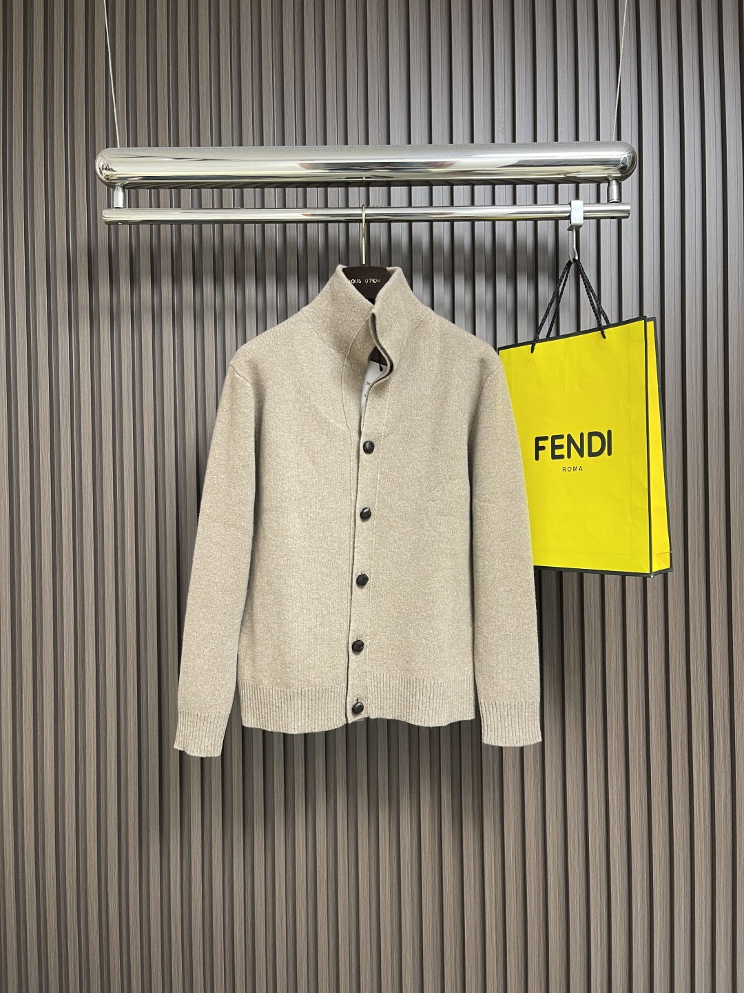 NO:524731,BV men's wool knitted cardigan sweater for autumn and winter, wool-blend fabric is supplied with guest wool blend. It has superior breathability and warmth. Even if it is close to the body, it will not feel thorny. The comfort level is definitely beyond your imagination. Size S-XL, bottega veneta, sweaters, alexander wang19860909BV 秋冬男士羊毛针织开衫毛衣,客供羊毛混纺面料 拥有优越的透气性与保暖性,即便是贴身穿着也不会有扎刺感可言,舒适程度绝对超乎你的想象.尺码S-XL,,bottega veneta,sweaters,alexander wang,Men's clothing