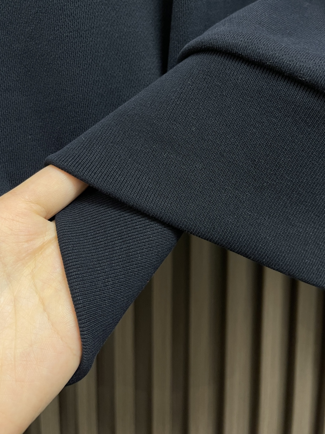 🛒🛒Moncler 海军蓝牛仔口袋袖标圆领卫衣，定制臻棉柔绒以及云纱水磨牛仔布 质感卓越 舒适贴肤 以浓