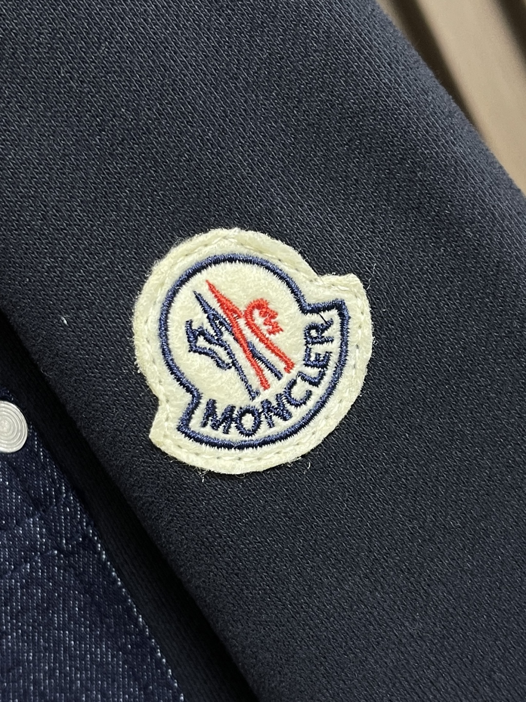 🛒🛒Moncler 海军蓝牛仔口袋袖标圆领卫衣，定制臻棉柔绒以及云纱水磨牛仔布 质感卓越 舒适贴肤 以浓