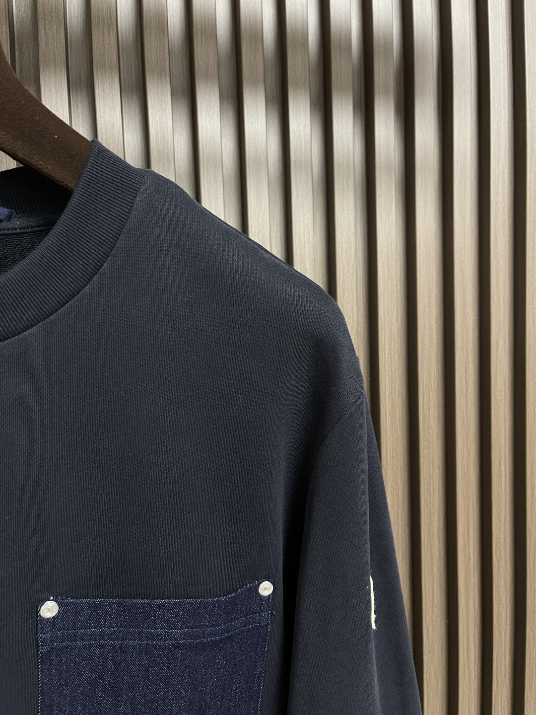 🛒🛒Moncler 海军蓝牛仔口袋袖标圆领卫衣，定制臻棉柔绒以及云纱水磨牛仔布 质感卓越 舒适贴肤 以浓