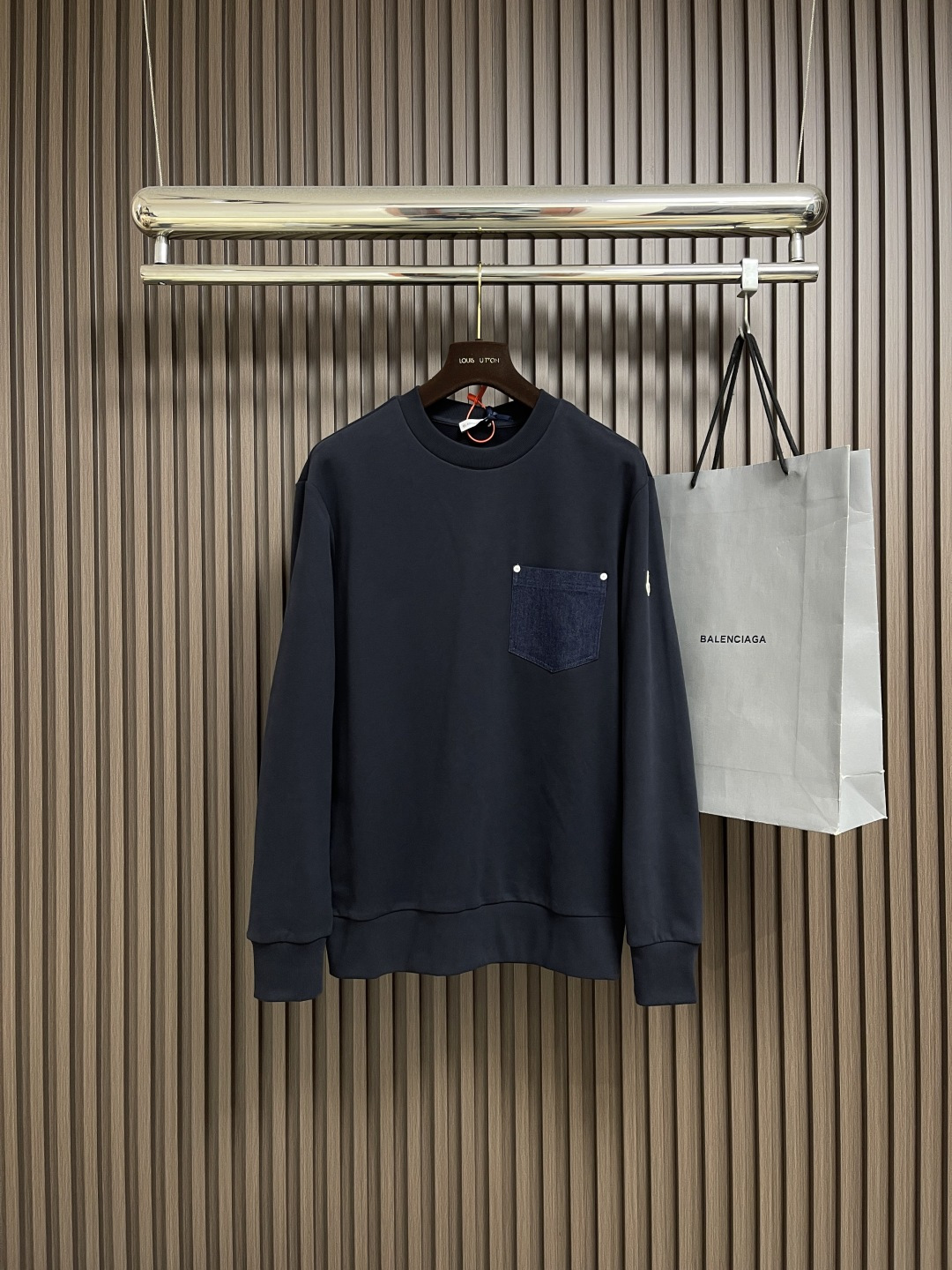 NO:524733,Moncler Navy denim pocket armband round neck sweatshirt, custom cotton velvet and cloud yarn water-milled denim. Excellent texture, comfortable skin, rich navy tone, show elegant gentlemanly style, unique denim chest pocket on the chest, with the unique ruggedness and retro of denim, adding a touch of unrestrained casualness, the iconic Moner embroidery mark is presented at the sleeves, full of recognition, high-end feeling from the inside out, perfect balance between simplicity and exquisiteness, seamless edging, hidden seamless edges, cut the edges of the pocket into the desired denim shape, ensure the neatness and precision of the edges, and use integrated molding technology to perfectly combine denim materials and pockets, achieve seamless connection of nailing by artificial special machine, nailing device powered by servo motors  Precisely tap the bottom nail into the splicing of denim and sweatshirt velvet. Accurate positioning. Keep the edges of the pockets flat. The fabric has been washed. The texture is better. It is not easy to deform. It is not easy to shrink. It is not easy to fade. It maintains long-term beauty and loose style. Size S-XL, hoodie, sweatshirts, alexander wang19860909Moncler 海军蓝牛仔口袋袖标圆领卫衣,定制臻棉柔绒以及云纱水磨牛仔布 质感卓越 舒适贴肤 以浓郁的海军蓝为主色调 展现出优雅的绅士风范 胸前那别具一格的牛仔布胸部口袋 以牛仔布独有的粗犷与复古 增添了一抹不羁的随性 标志性Moner绣标呈现于手袖处 辨识度十足 由内而外散发的高级感 在简约与精致间寻得完美平衡 隐迹无缝包边 通过精准的激光切割 将口袋处的边缘切割成所需的牛仔形状 确保边缘的整齐和精确 再利用一体成型技术 将牛仔料与口袋处完美结合 实现无缝连接人工专机打钉 利用伺服电机驱动的打钉装置 将底钉精准打入牛仔布与卫衣绒的拼接处 精准定位 保持口袋边缘平整 面料都经过浇洗 手感质感更佳 不易变形 不易缩水 不易褪色 保持长久的美观,宽松版型.尺码S-XL,,hoodie,sweatshirts,alexander wang,Men's clothing