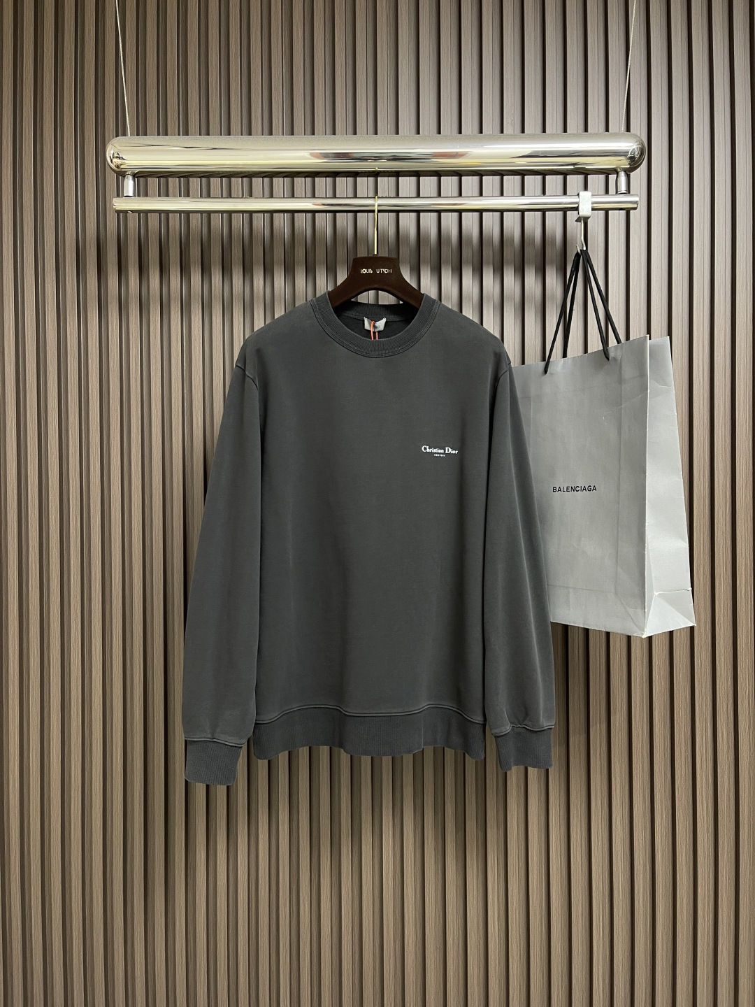 NO:524745,Dior Heritage portrait printed pullover round neck sweatshirt, customized dyed an elegant double-strand cotton velvet texture, excellent texture, comfortable skin, paved in deep high-end gray tones, embellished with Cistian Couture prints, simple posture shows unique charm and the back of the Intriguing is Your text complement each other, a portrait pattern with a retro style of the 1980s came into view, the picture of the figure poking out from the stripes is very visually impactful, with the unique ostentatiousness and unruly of that era, it became the focus of everyone's attention. Size S-XL, dior, hoodie, sweatshirts, alexander wang19860909Dior Heritage人像印花套头圆领卫衣,定制定染黯雅双股棉质绒感料 质感卓越 舒适贴肤 以深邃的高级灰色调铺陈 胸前饰以Cistian Couture 印花点缀 简约的姿态展现独特魅力与后幅Intriguing is Your文字相得益彰 一幅极具1980年代复古风情的人像图案映入眼帘 人物从条纹间探出的画面极具视觉冲击力 带着那个时代独有的张扬与不羁 成为众人瞩目的焦点.尺码S-XL,,dior,hoodie,sweatshirts,alexander wang,Men's clothing