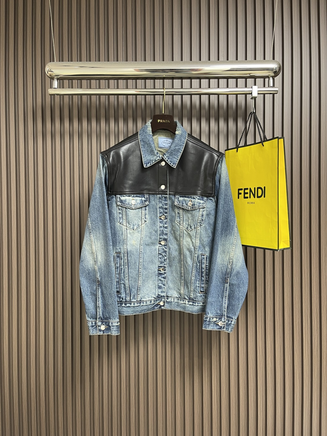 NO:523676,Prada 2025FW lambskin spliced ​​denim jacket. The fabric is made of custom Anmei cotton luxury washing tannin denim materials and seiko pattern cowhide yule leather. The texture is fine and the texture is gentle and the color is gentle. The leather insert design is like a stroke of magic. It outlines the elegant outline of the shoulder lines. The overall cut is neat and smooth. The unique outline is created with precise lines. The Prada Milano logo label on the back is like the finishing touch. Carry the brand's long history and culture. With its powerful and versatile attributes, it has become a fashion weapon for all seasons. The quilting stacking and weaving compound technology is advanced by combining fine quilting and composite technology. Use professional quilting equipment. With the help of unique stitching patterns, the surface is flat and the lines are smooth, and the wormholes are heavy and worn to imitate the traces of natural wear.  The irregular shape is presented, and the wear is manually treated with special tools. The workmanship is complicated and complex. The daily output is low. The unit price is expensive. Multiple monkeys + sand rubs are used to rub at specific parts by using high-pressure spray guns to achieve local gradation. Then, the unique texture pattern is created through matte technology. The workmanship is extremely complex and time-consuming. Electrolytic dark blue + stone grinding and washing process. The process is preferred to use electrochemical reactions to change the color of the fabric. The fabric is then mixed with the abrasive through the grinder and washed with hot water to achieve a specific washing effect. Size S-XL,,prada,jackets & coats,jackets & coats,cowhide,sheepskin,alexander wang19860909Prada 2025FW 小羊皮拼接牛仔夹克外套.面料采用定制安美棉奢感水洗单宁牛仔料 以及精工摹纹牛皮纹雅皮 质感上乘 纹理细腻 色泽温润 皮革嵌片设计宛如神来之笔 勾勒出肩部线条的优雅轮廓 整体剪裁利落流畅 凭借精准的线条塑造出独特的轮廓 背面Prada Milano徽标标签宛如点睛之笔 承载着品牌悠久的历史与文化 以其强大的百搭属性成为四季穿搭的时尚法宝,臻皮绗缝叠织复合工艺 通过精细的绗缝与复合技术相结合的先进制作 使用专业的绗缝设备 再借助独特的缝线图案定位与铺层 表面平整 线条流畅,虫洞加重消磨工艺 以效仿虫子啃噬自然磨损的痕迹 呈现不规则形状 均人工手工采用特制工具进行磨损处理 做工繁琐复杂 日产量低 做工单价昂贵,采用多位马骝＋擦沙通过使用高压喷枪 在特定部位进行摩擦 达到局部渐变的效果 再通过磨砂技术 制造出独有纹理图案 做工极其复杂 耗时耗力,电解深蓝＋石磨酵洗 工艺 优先利用电化学反应来改变织物的色彩 再通过研磨机将织物与研磨剂混合 并利用热水进行清洗 以达到特定的洗涤效果.尺码S-XL,,prada,jackets & coats,jackets & coats,cowhide,sheepskin,alexander wang,Men's clothing