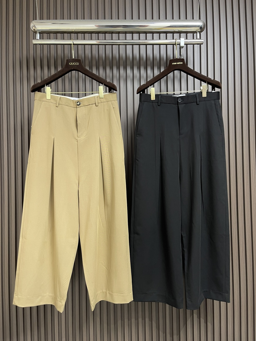 🛒🛒Loewe 棉质低裆长裤，轻盈紧凑棉质斜纹布长裤，低裆设计，饰有 LOEWE 镌刻搭扣，背面皮革贴片