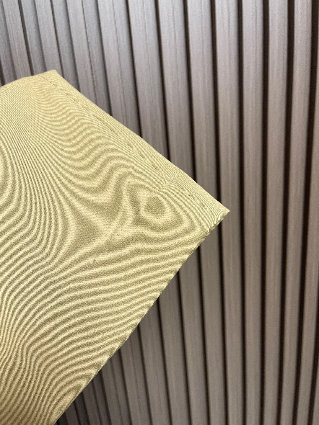 🛒🛒Loewe 棉质低裆长裤，轻盈紧凑棉质斜纹布长裤，低裆设计，饰有 LOEWE 镌刻搭扣，背面皮革贴片