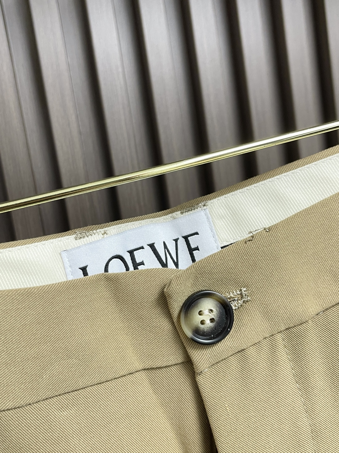 🛒🛒Loewe 棉质低裆长裤，轻盈紧凑棉质斜纹布长裤，低裆设计，饰有 LOEWE 镌刻搭扣，背面皮革贴片