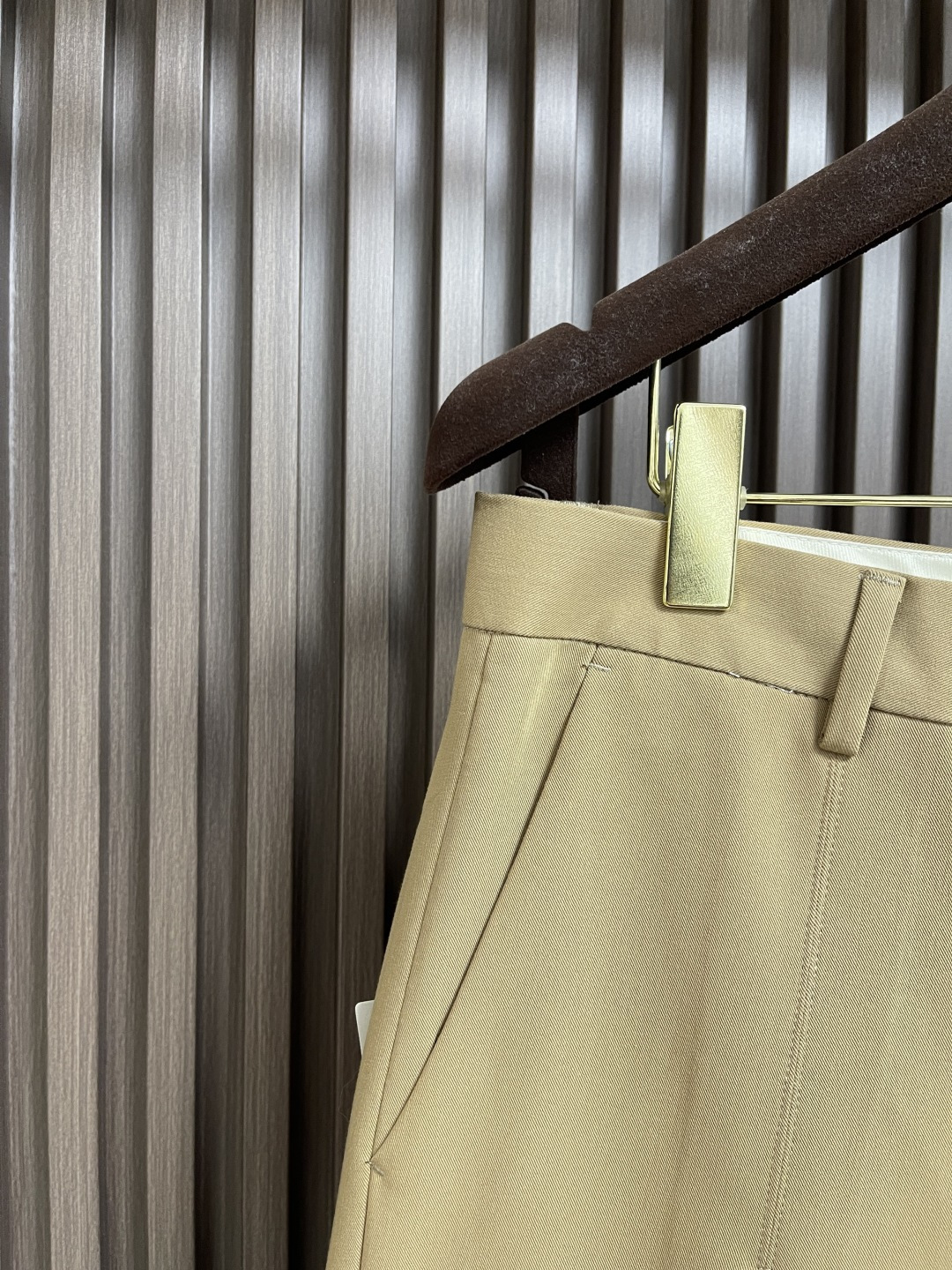 🛒🛒Loewe 棉质低裆长裤，轻盈紧凑棉质斜纹布长裤，低裆设计，饰有 LOEWE 镌刻搭扣，背面皮革贴片