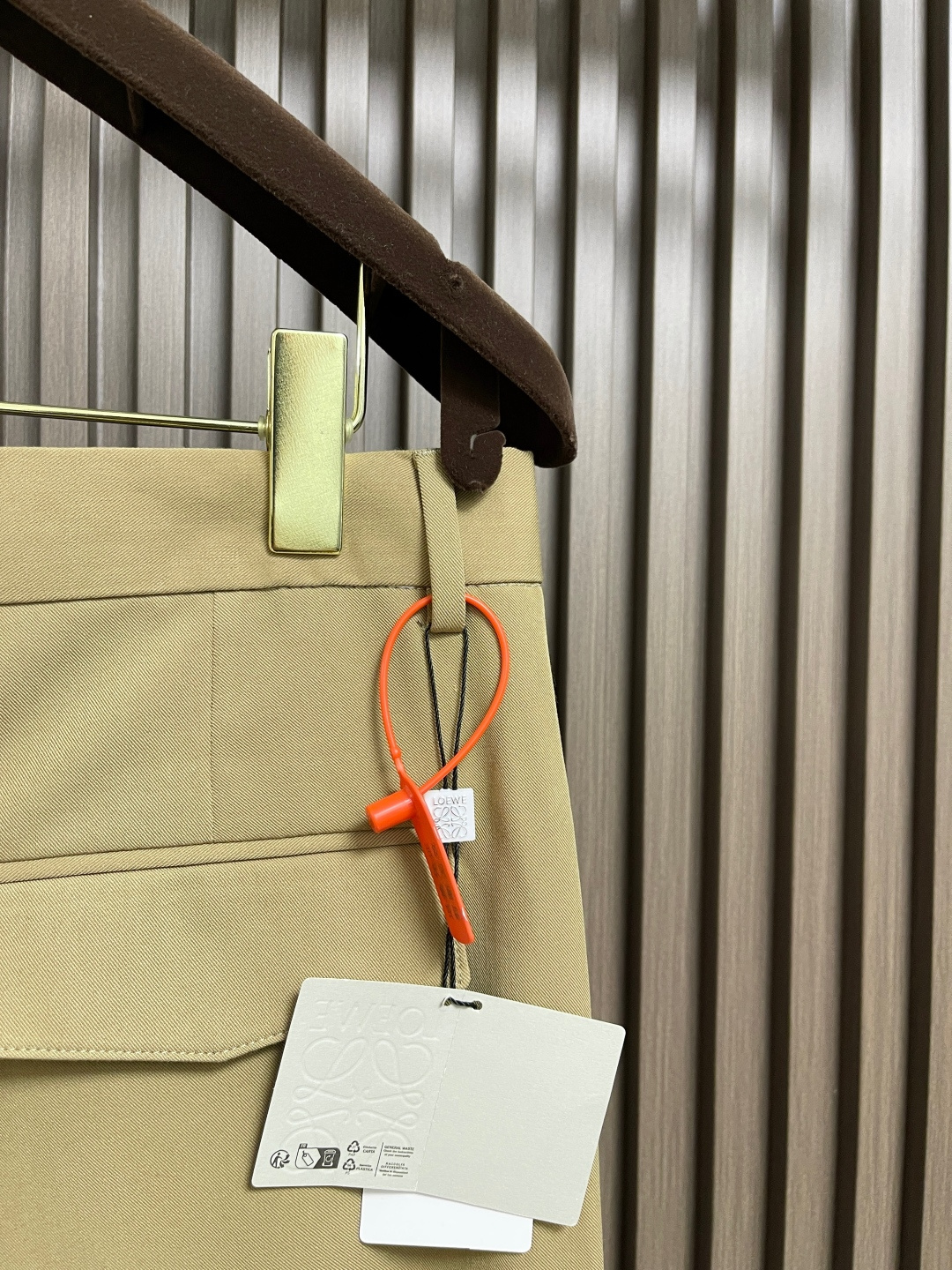 🛒🛒Loewe 棉质低裆长裤，轻盈紧凑棉质斜纹布长裤，低裆设计，饰有 LOEWE 镌刻搭扣，背面皮革贴片