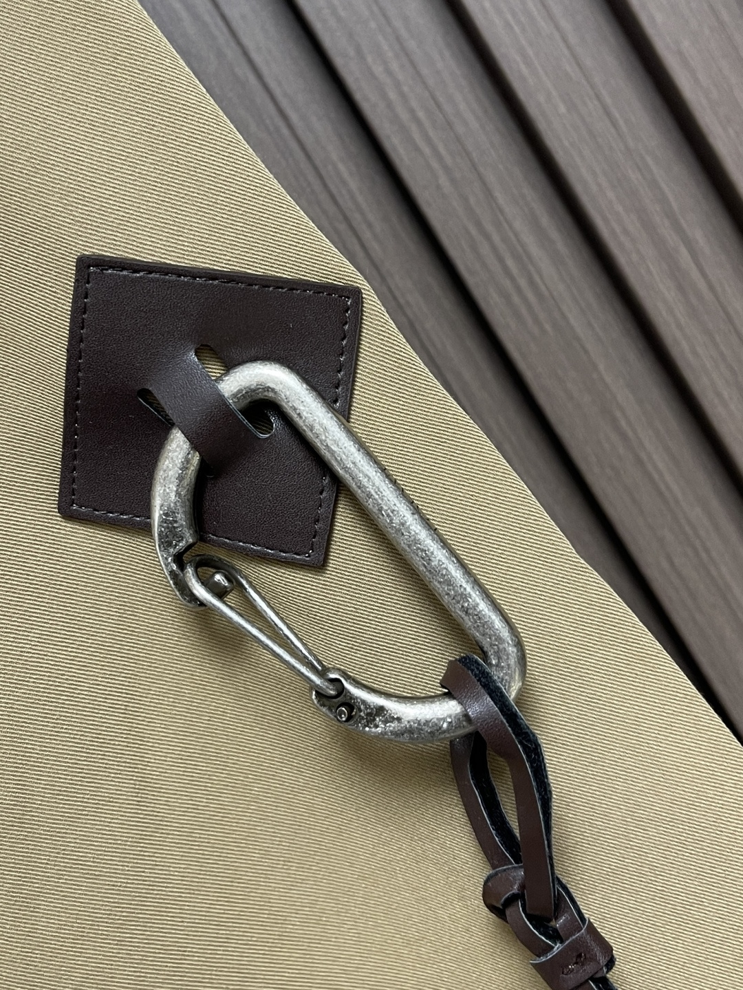 🛒🛒Loewe 棉质低裆长裤，轻盈紧凑棉质斜纹布长裤，低裆设计，饰有 LOEWE 镌刻搭扣，背面皮革贴片