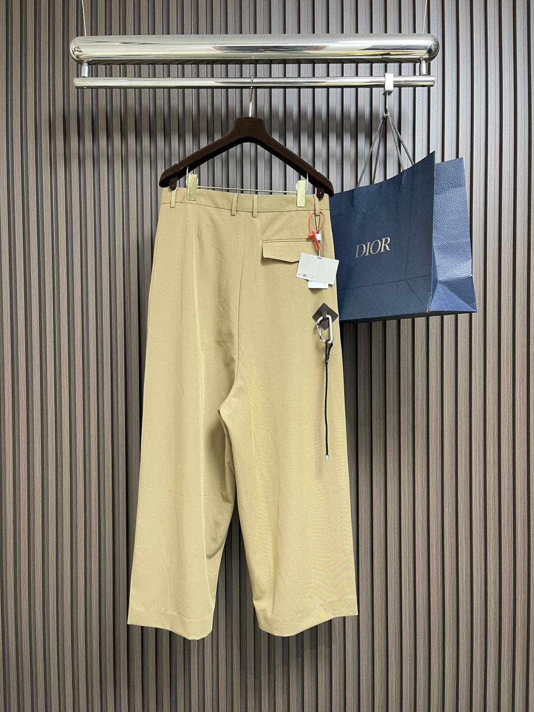 🛒🛒Loewe 棉质低裆长裤，轻盈紧凑棉质斜纹布长裤，低裆设计，饰有 LOEWE 镌刻搭扣，背面皮革贴片