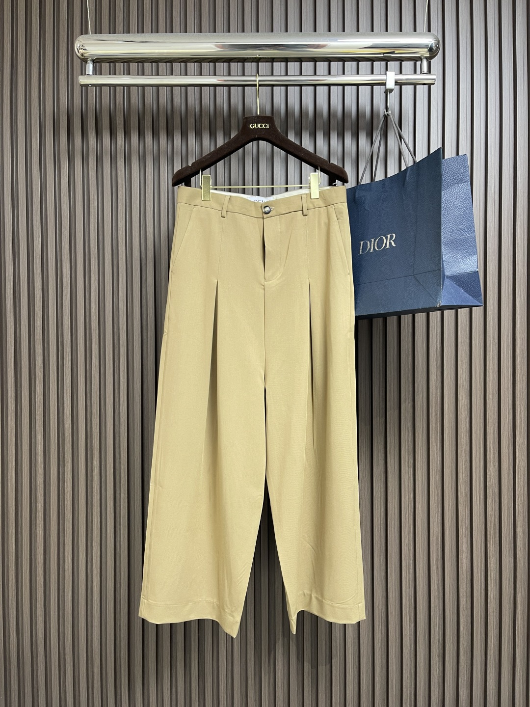 NO:524737,Loewe cotton low crotch trousers, lightweight compact cotton twill trousers, low crotch design, decorated with LOEWE engraved buckle, back leather patch details. Extra large fit, long mid-waist, loose trouser legs, front pleats, hidden zipper placket, seam pocket, rear flip pocket. Size 46-52,,loewe,alexander wang19860909Loewe 棉质低裆长裤,轻盈紧凑棉质斜纹布长裤,低裆设计,饰有 LOEWE 镌刻搭扣,背面皮革贴片细节.超大版型,长款中腰,宽松裤腿,正面褶间,隐藏式拉链门襟 ,接缝口袋,后侧翻盖口袋.尺码46-52,,loewe,alexander wang,Men's clothing