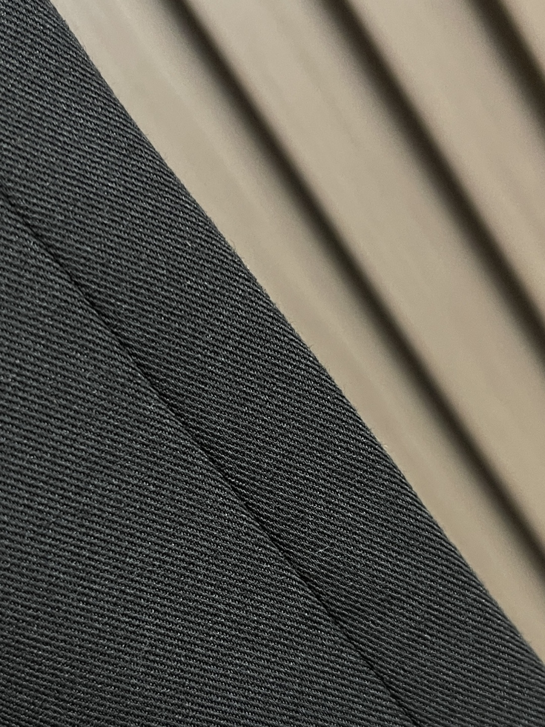 🛒🛒Loewe 棉质低裆长裤，轻盈紧凑棉质斜纹布长裤，低裆设计，饰有 LOEWE 镌刻搭扣，背面皮革贴片