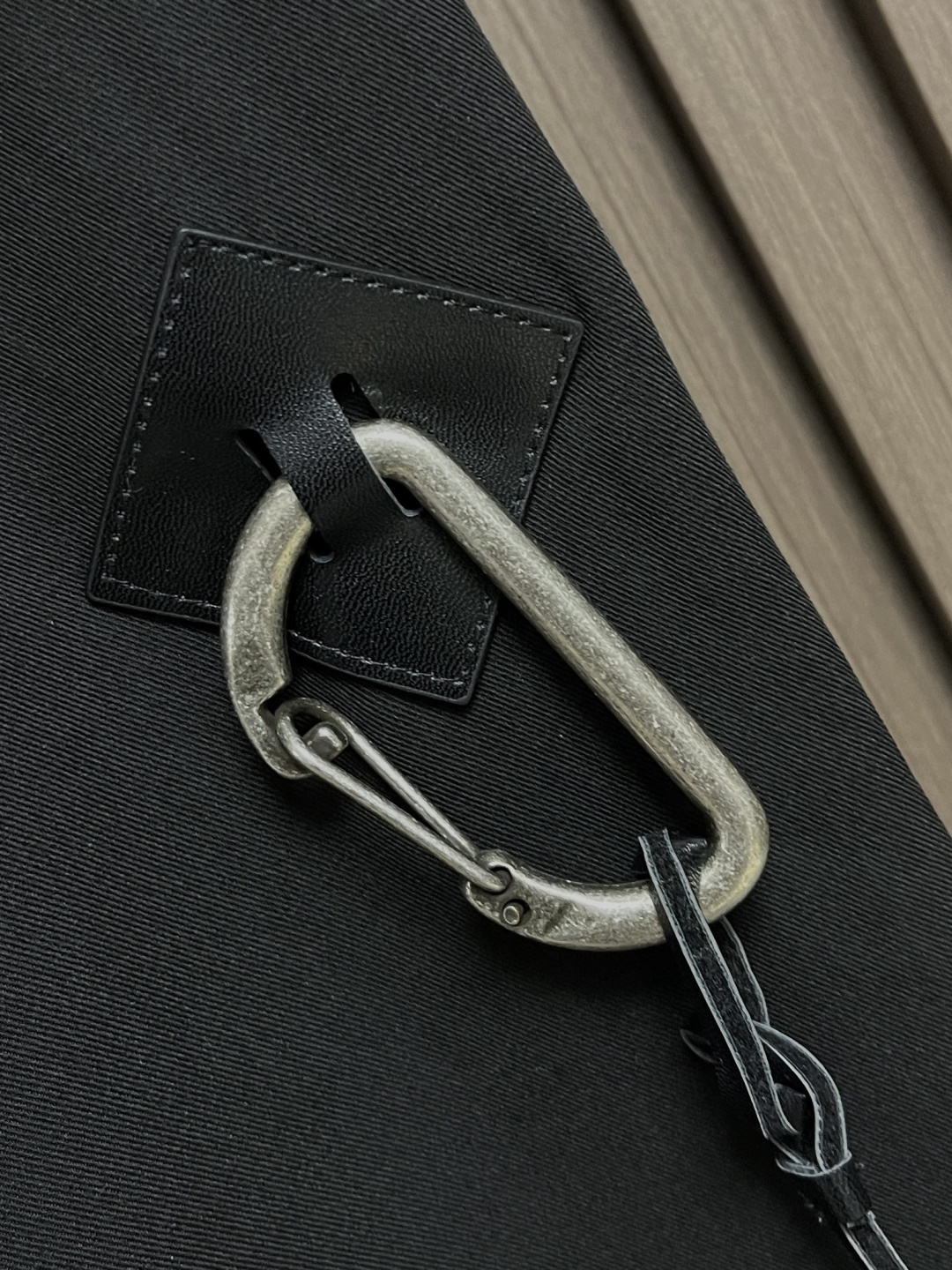 🛒🛒Loewe 棉质低裆长裤，轻盈紧凑棉质斜纹布长裤，低裆设计，饰有 LOEWE 镌刻搭扣，背面皮革贴片