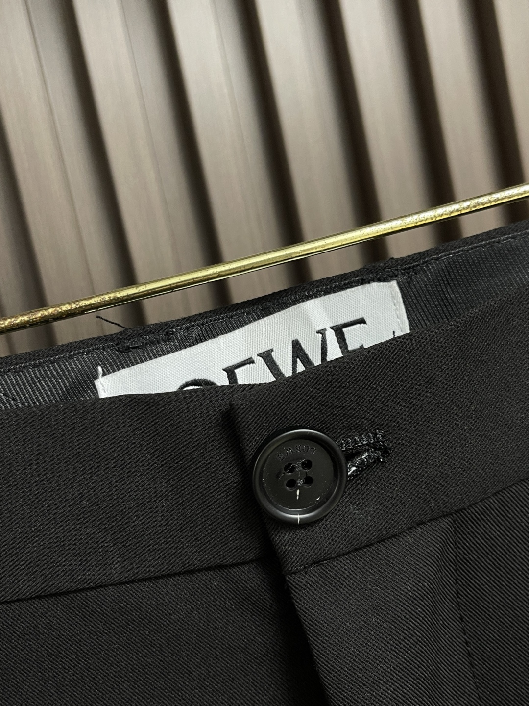 🛒🛒Loewe 棉质低裆长裤，轻盈紧凑棉质斜纹布长裤，低裆设计，饰有 LOEWE 镌刻搭扣，背面皮革贴片