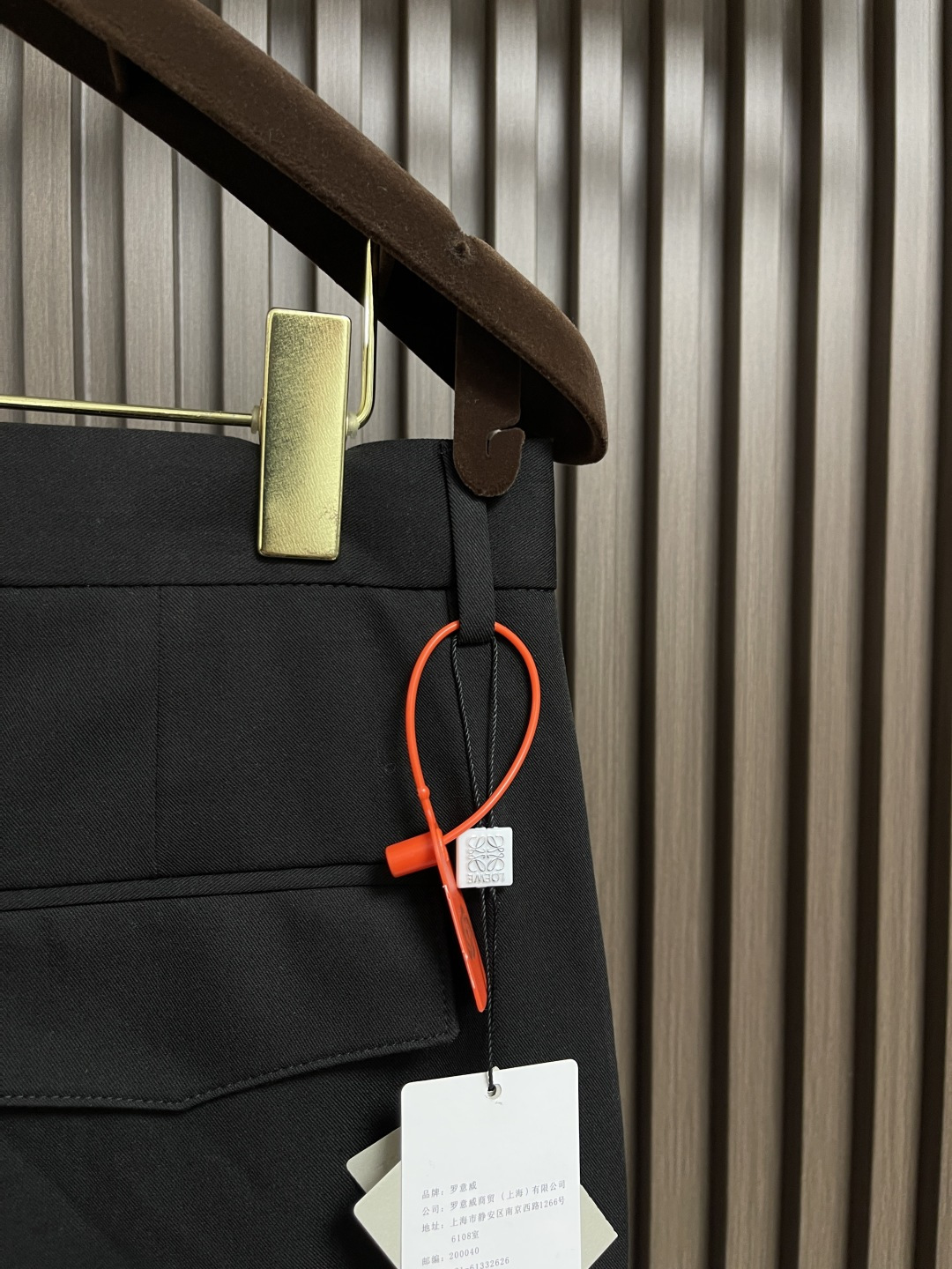 🛒🛒Loewe 棉质低裆长裤，轻盈紧凑棉质斜纹布长裤，低裆设计，饰有 LOEWE 镌刻搭扣，背面皮革贴片