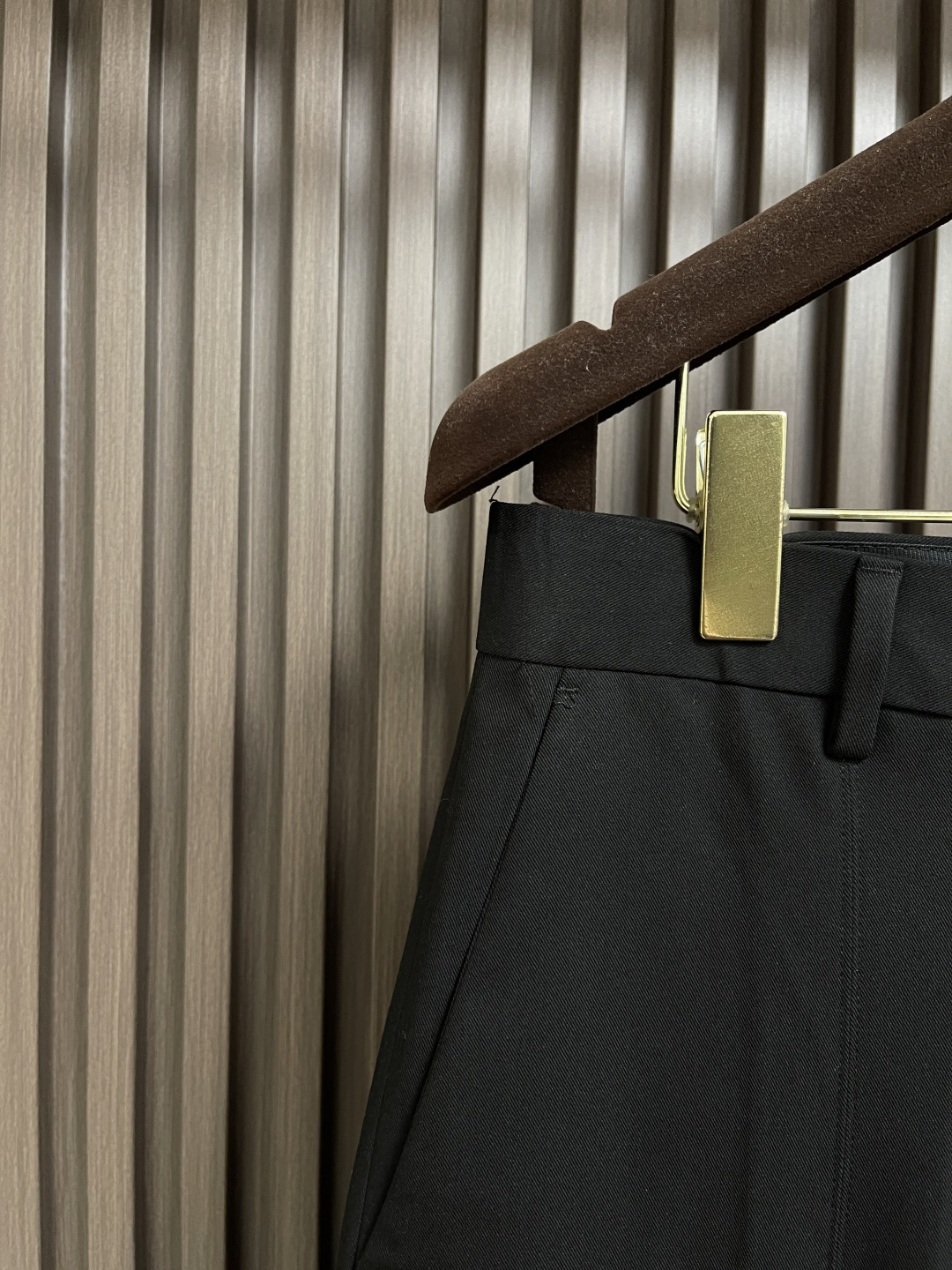 🛒🛒Loewe 棉质低裆长裤，轻盈紧凑棉质斜纹布长裤，低裆设计，饰有 LOEWE 镌刻搭扣，背面皮革贴片