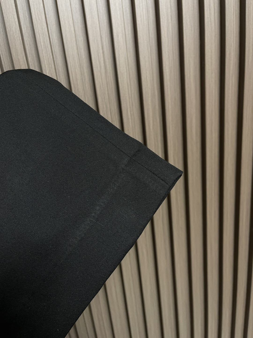 🛒🛒Loewe 棉质低裆长裤，轻盈紧凑棉质斜纹布长裤，低裆设计，饰有 LOEWE 镌刻搭扣，背面皮革贴片