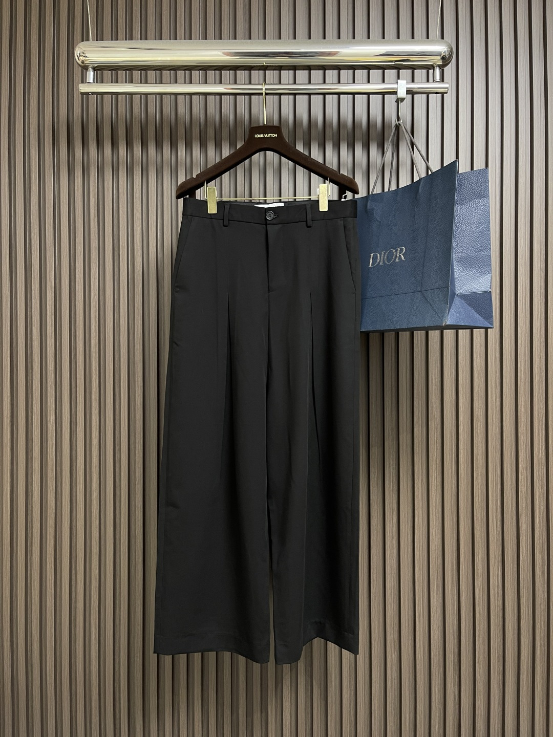 🛒🛒Loewe 棉质低裆长裤，轻盈紧凑棉质斜纹布长裤，低裆设计，饰有 LOEWE 镌刻搭扣，背面皮革贴片