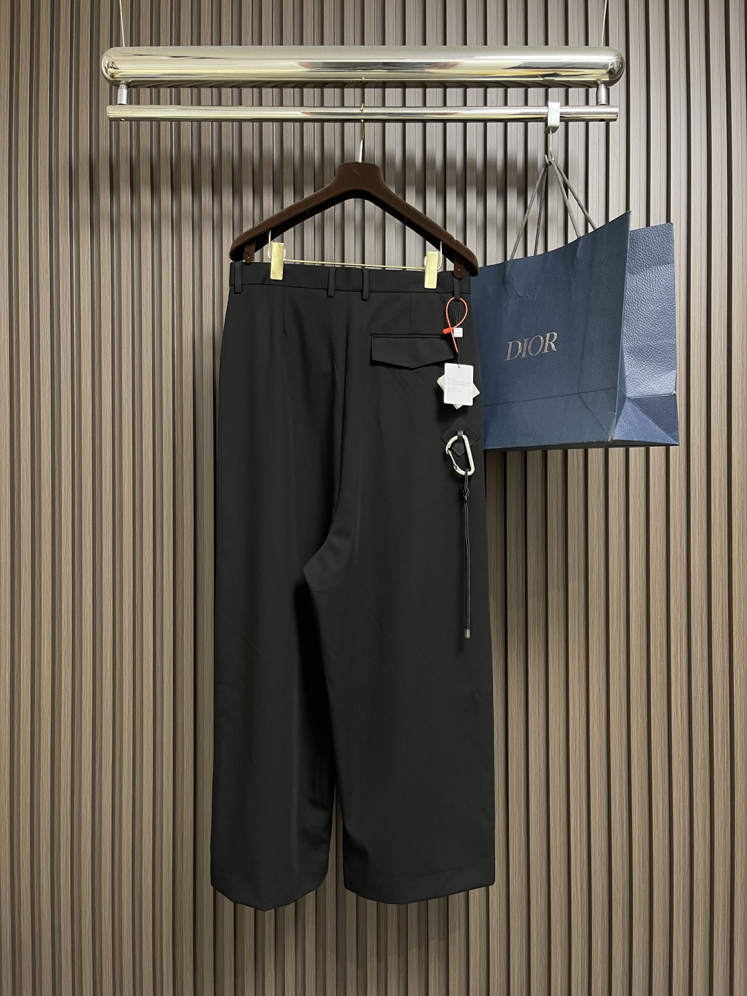 🛒🛒Loewe 棉质低裆长裤，轻盈紧凑棉质斜纹布长裤，低裆设计，饰有 LOEWE 镌刻搭扣，背面皮革贴片