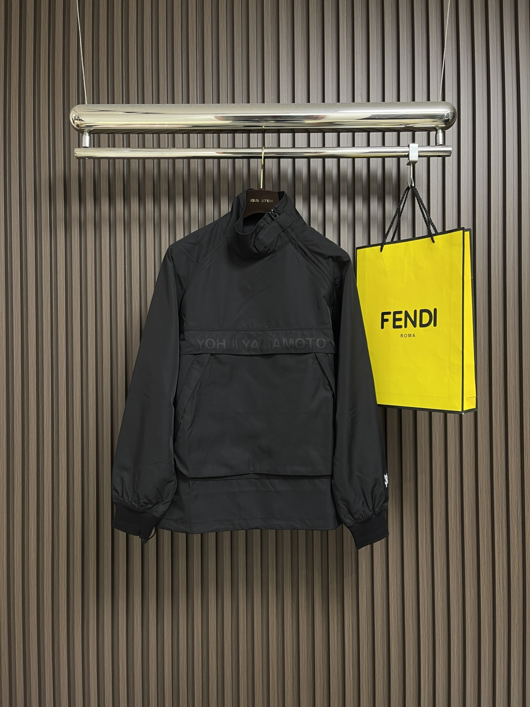 NO:523653,Y3 Yamamoto Yoshi's 2025SS early autumn new jacket, soft polyester fiber fabric, the upper body feels very comfortable. The y-3 letter logo glue design on the body!  It is very suitable for wearing in the current season. It has a fashionable and stylish upper body and full of energy!  The fabric feels delicate and silky, and the thin texture brings you the ultimate wearing experience, without any weight bearing, precise three-dimensional style cutting, the upper body is super fashionable and stylish, creating a different street sports style!  Size S-XL, Jackets & coats,alexander wang19860909Y3 山本耀司 2025SS早秋新款外套,面料柔软的聚酯纤维面料上身舒适感非常好.衣身y-3字母logo压胶设计！非常适合当下季节穿着,上身时尚有型,精气神十足！面料手感细腻丝滑,轻薄的质感给你带来极致的穿着体验,毫无负重感,精准立体的版型裁剪,上身超级时髦有型,打造出不一样的街头运动范儿！尺码S-XL,,jackets & coats,alexander wang,Men's clothing